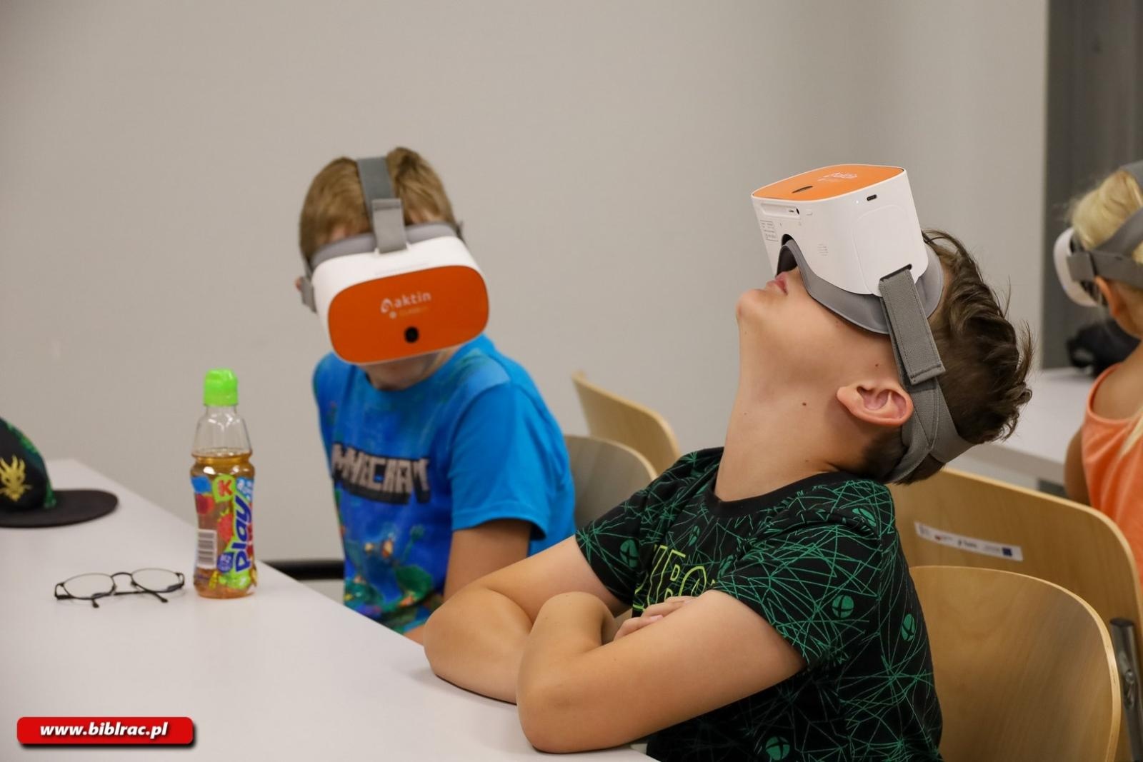 Zdjęcie w galerii na portalu naszraciborz.pl: Dookoła świata i na Mars w jeden dzień – warsztaty VR w Bibliotece Racibórz wiadomości z regionu