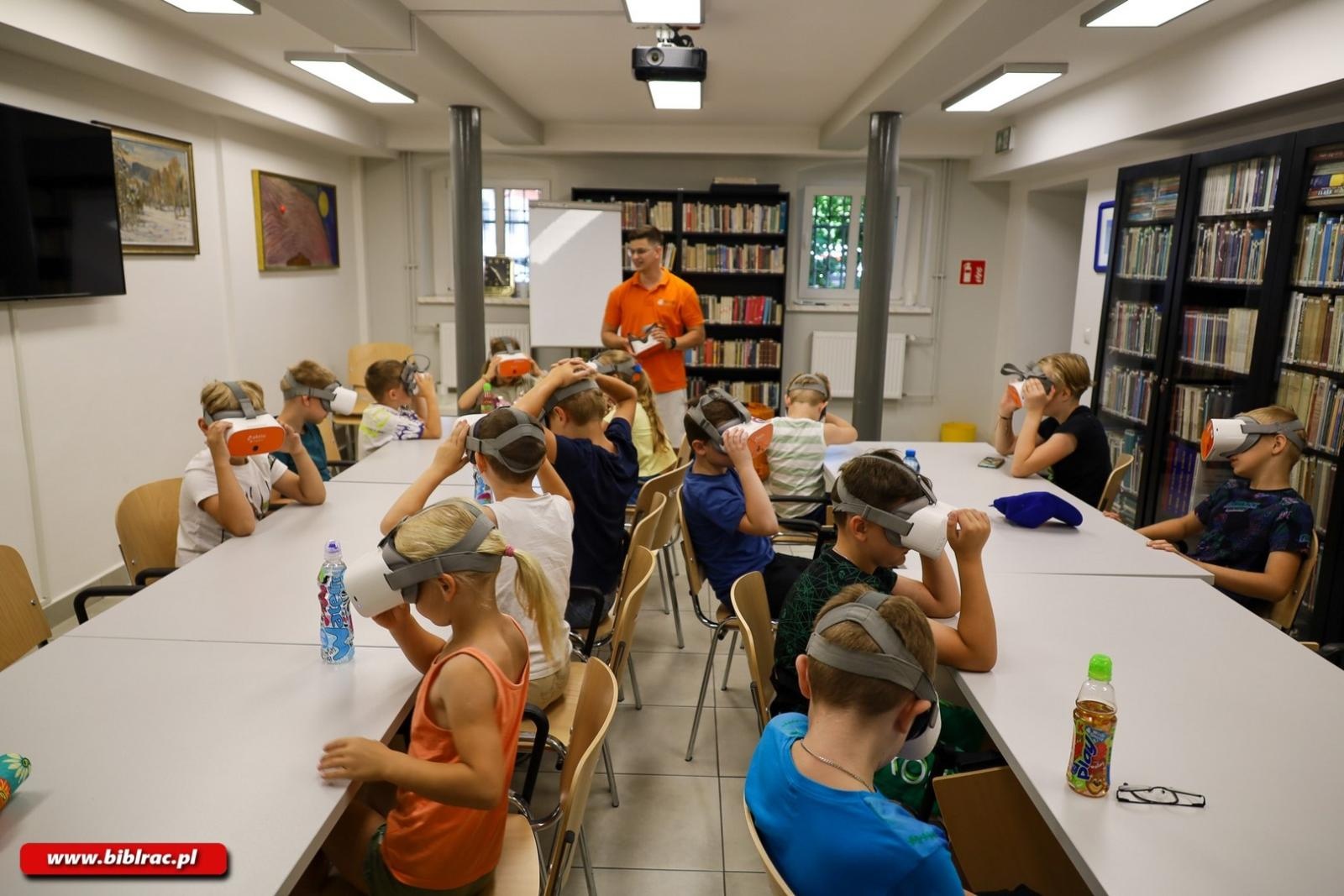 Zdjęcie w galerii na portalu naszraciborz.pl: Dookoła świata i na Mars w jeden dzień – warsztaty VR w Bibliotece Racibórz wiadomości z regionu