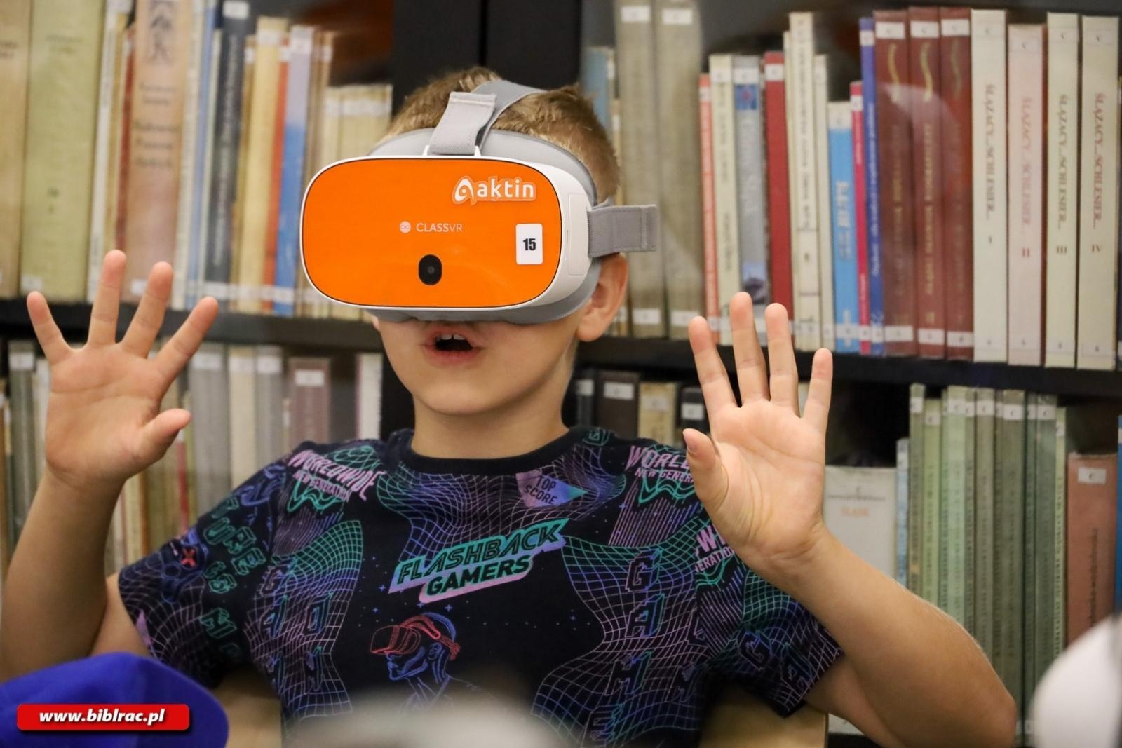 Zdjęcie w galerii na portalu naszraciborz.pl: Dookoła świata i na Mars w jeden dzień – warsztaty VR w Bibliotece Racibórz wiadomości z regionu