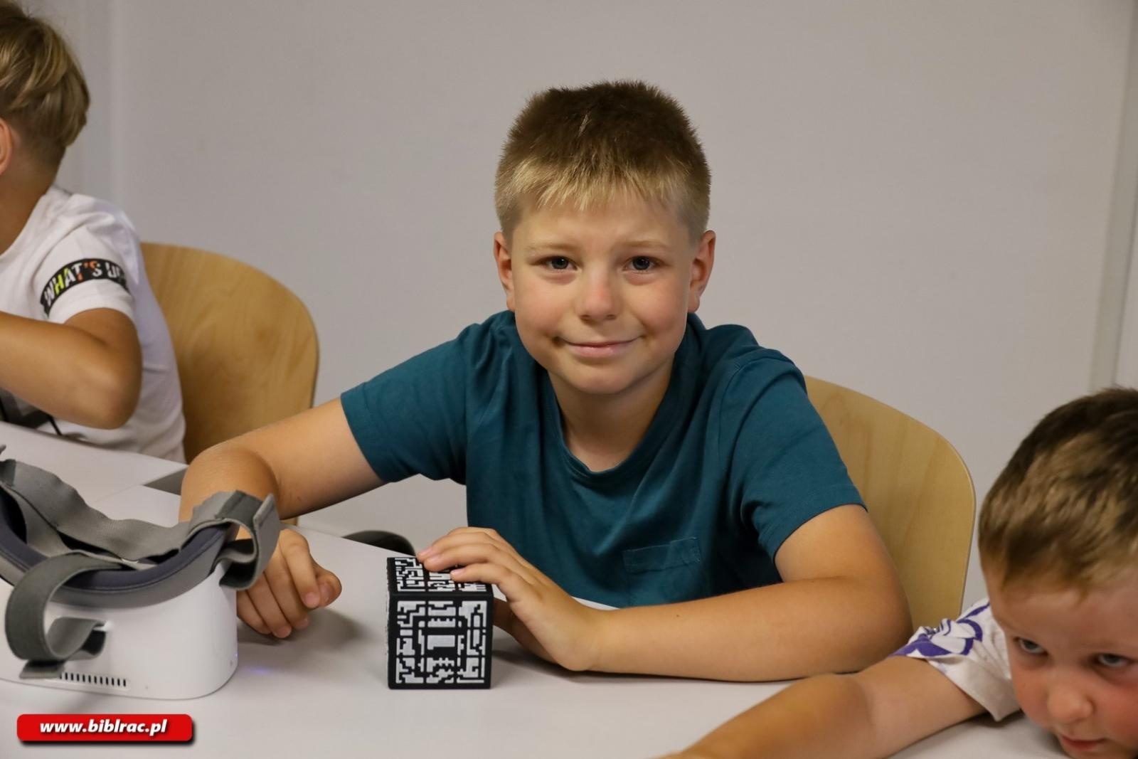 Zdjęcie w galerii na portalu naszraciborz.pl: Dookoła świata i na Mars w jeden dzień – warsztaty VR w Bibliotece Racibórz wiadomości z regionu