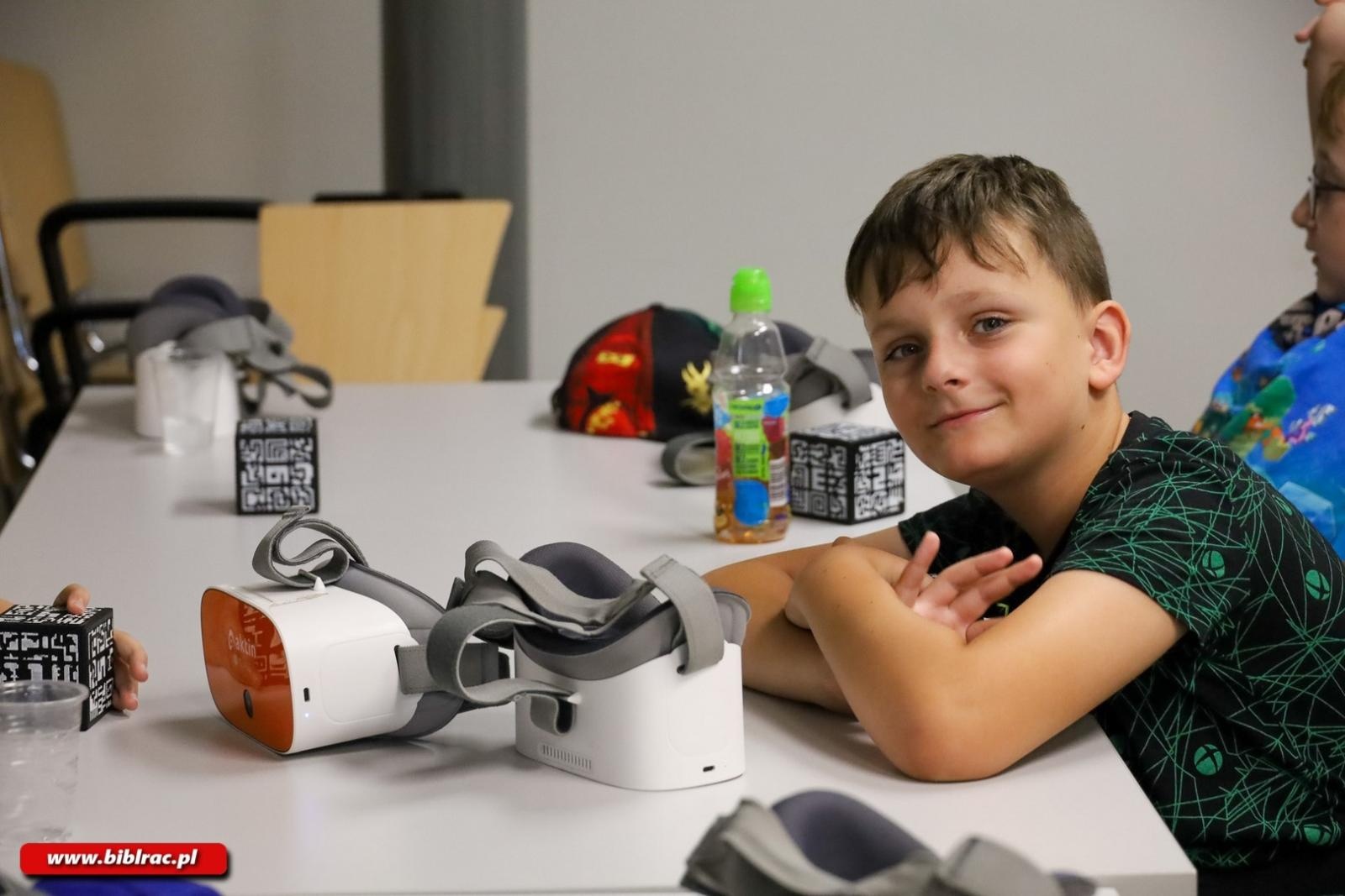 Zdjęcie w galerii na portalu naszraciborz.pl: Dookoła świata i na Mars w jeden dzień – warsztaty VR w Bibliotece Racibórz wiadomości z regionu