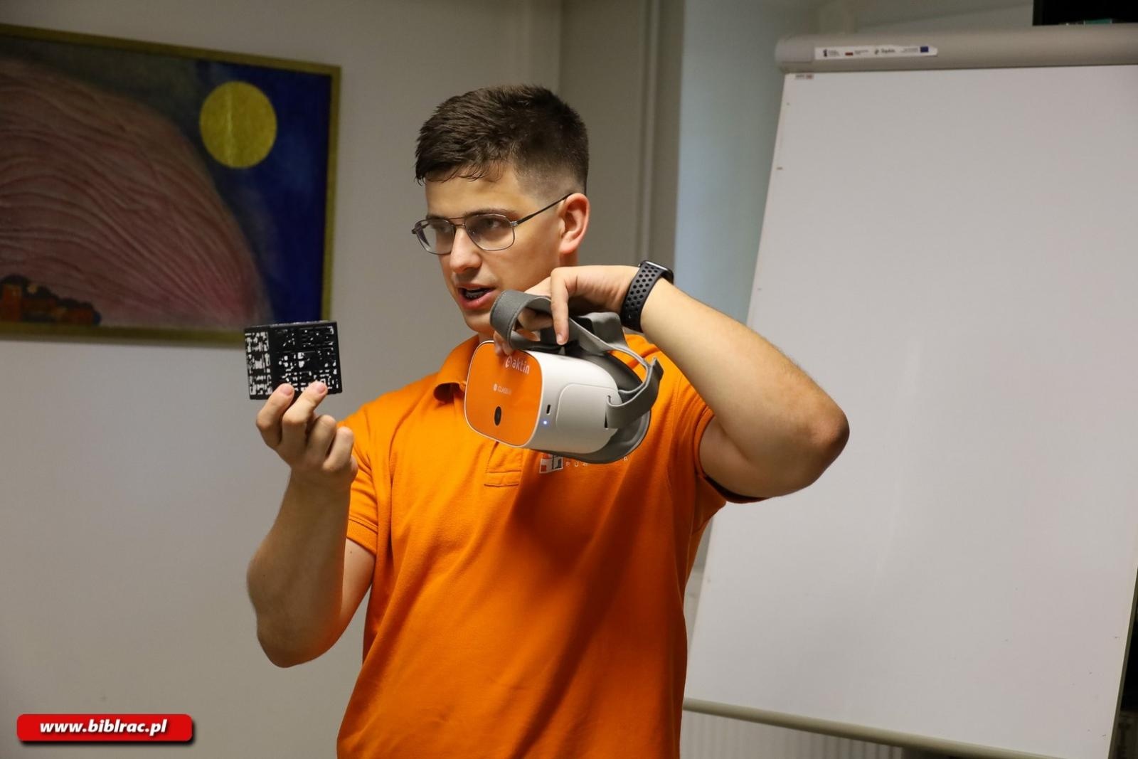 Zdjęcie w galerii na portalu naszraciborz.pl: Dookoła świata i na Mars w jeden dzień – warsztaty VR w Bibliotece Racibórz wiadomości z regionu