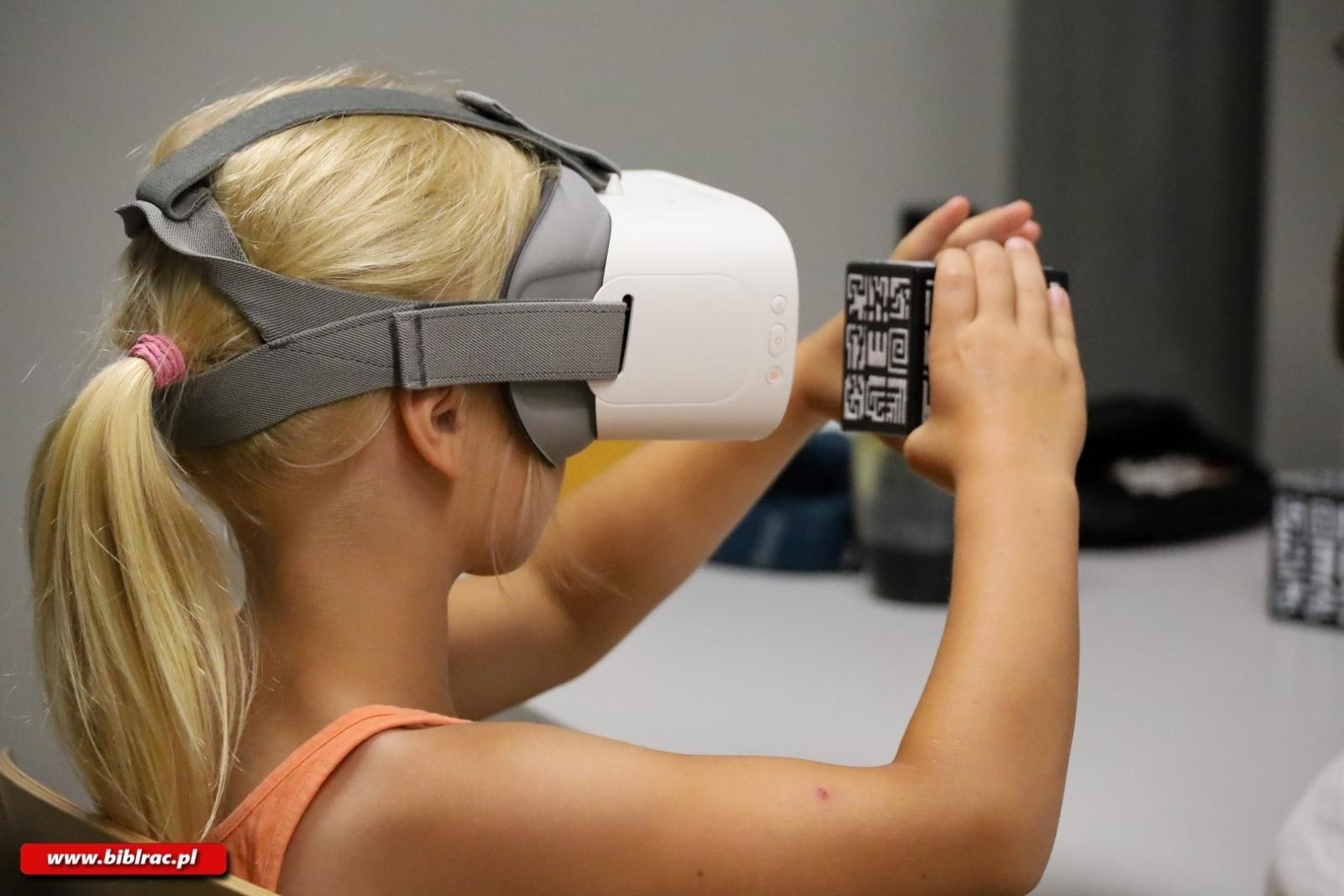 Zdjęcie w galerii na portalu naszraciborz.pl: Dookoła świata i na Mars w jeden dzień – warsztaty VR w Bibliotece Racibórz wiadomości z regionu