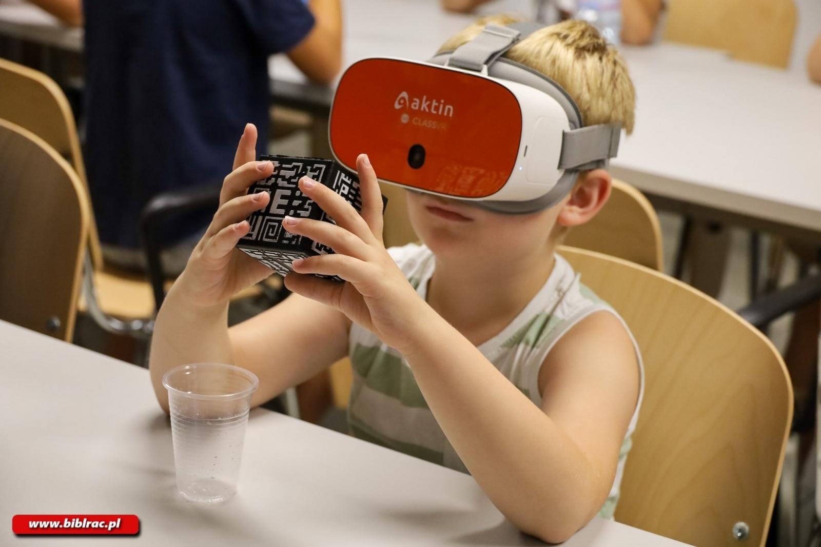 Zdjęcie w galerii na portalu naszraciborz.pl: Dookoła świata i na Mars w jeden dzień – warsztaty VR w Bibliotece Racibórz wiadomości z regionu