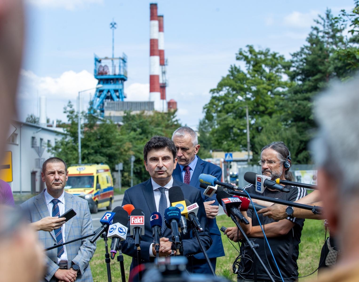Zdjęcie w galerii na portalu naszraciborz.pl: Nie żyje górnik odnaleziony w kopalni Rydułtowy wiadomości z regionu