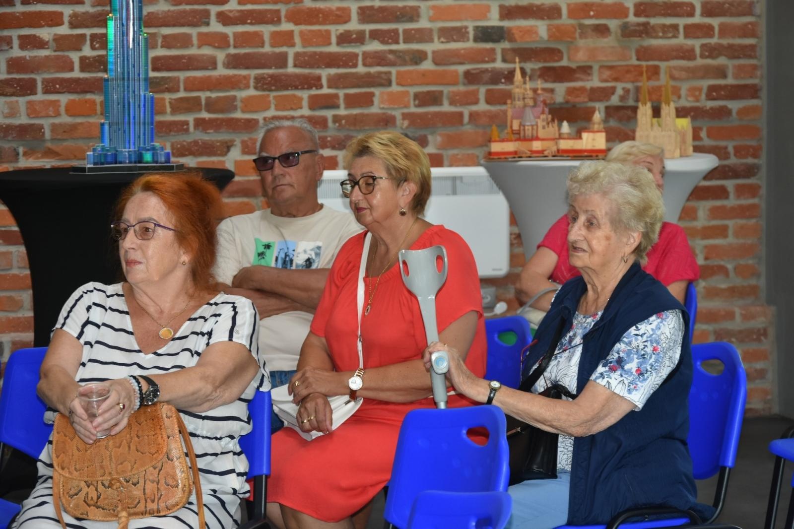 Zdjęcie w galerii na portalu naszraciborz.pl: Wernisaż wystawy Jana Wilczoka i tkanin sizalowych Elżbiety Polak w Tworkowie wiadomości z regionu