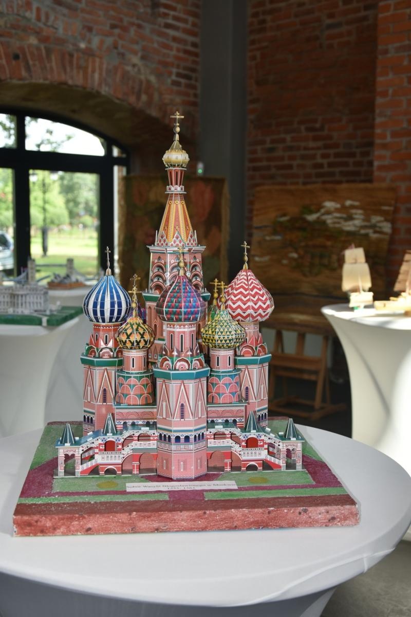 Zdjęcie w galerii na portalu naszraciborz.pl: Wernisaż wystawy Jana Wilczoka i tkanin sizalowych Elżbiety Polak w Tworkowie wiadomości z regionu