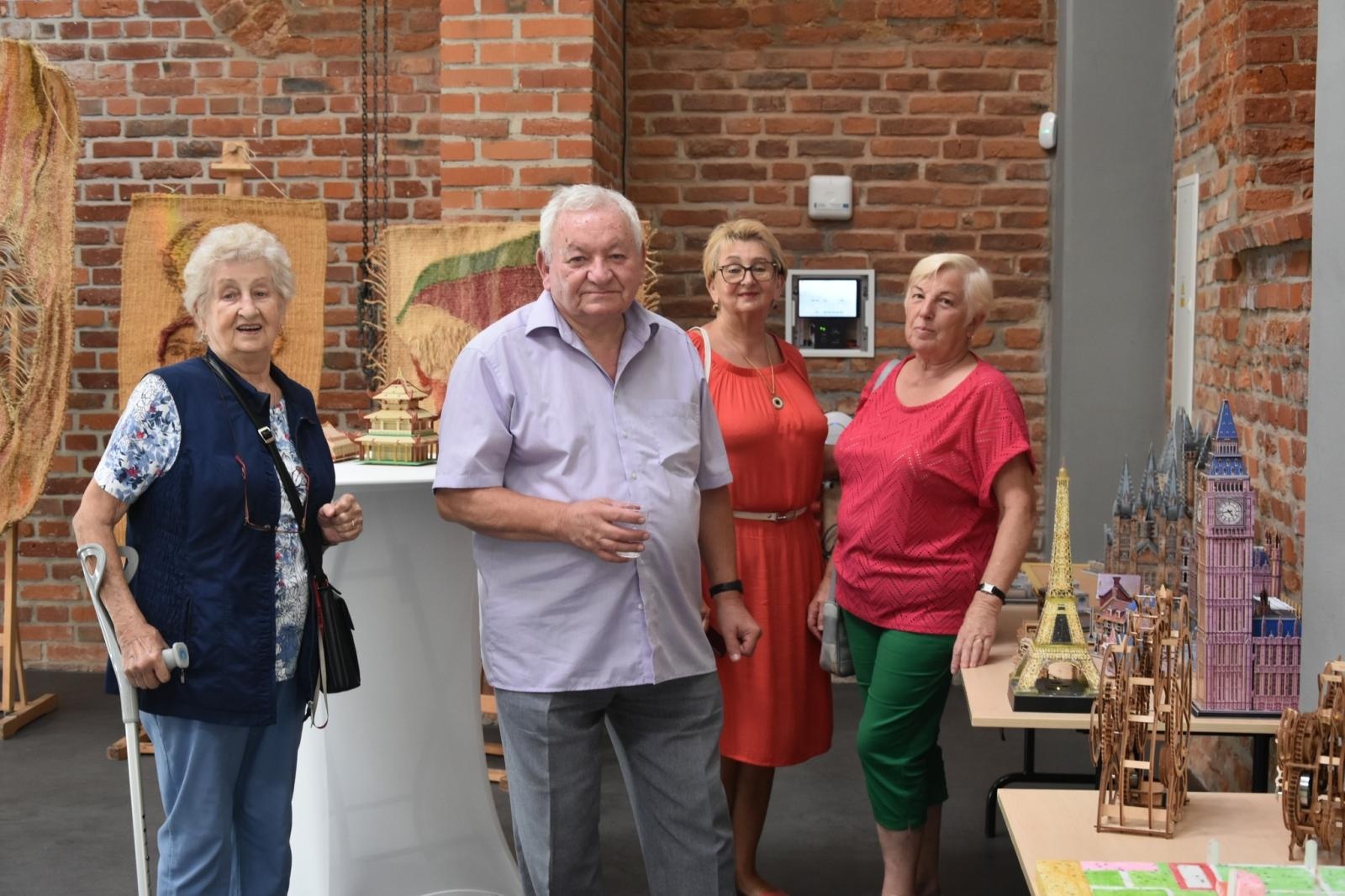 Zdjęcie w galerii na portalu naszraciborz.pl: Wernisaż wystawy Jana Wilczoka i tkanin sizalowych Elżbiety Polak w Tworkowie wiadomości z regionu