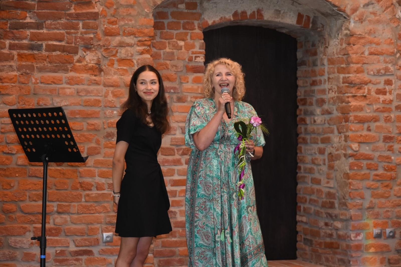 Zdjęcie w galerii na portalu naszraciborz.pl: Wernisaż wystawy Jana Wilczoka i tkanin sizalowych Elżbiety Polak w Tworkowie wiadomości z regionu