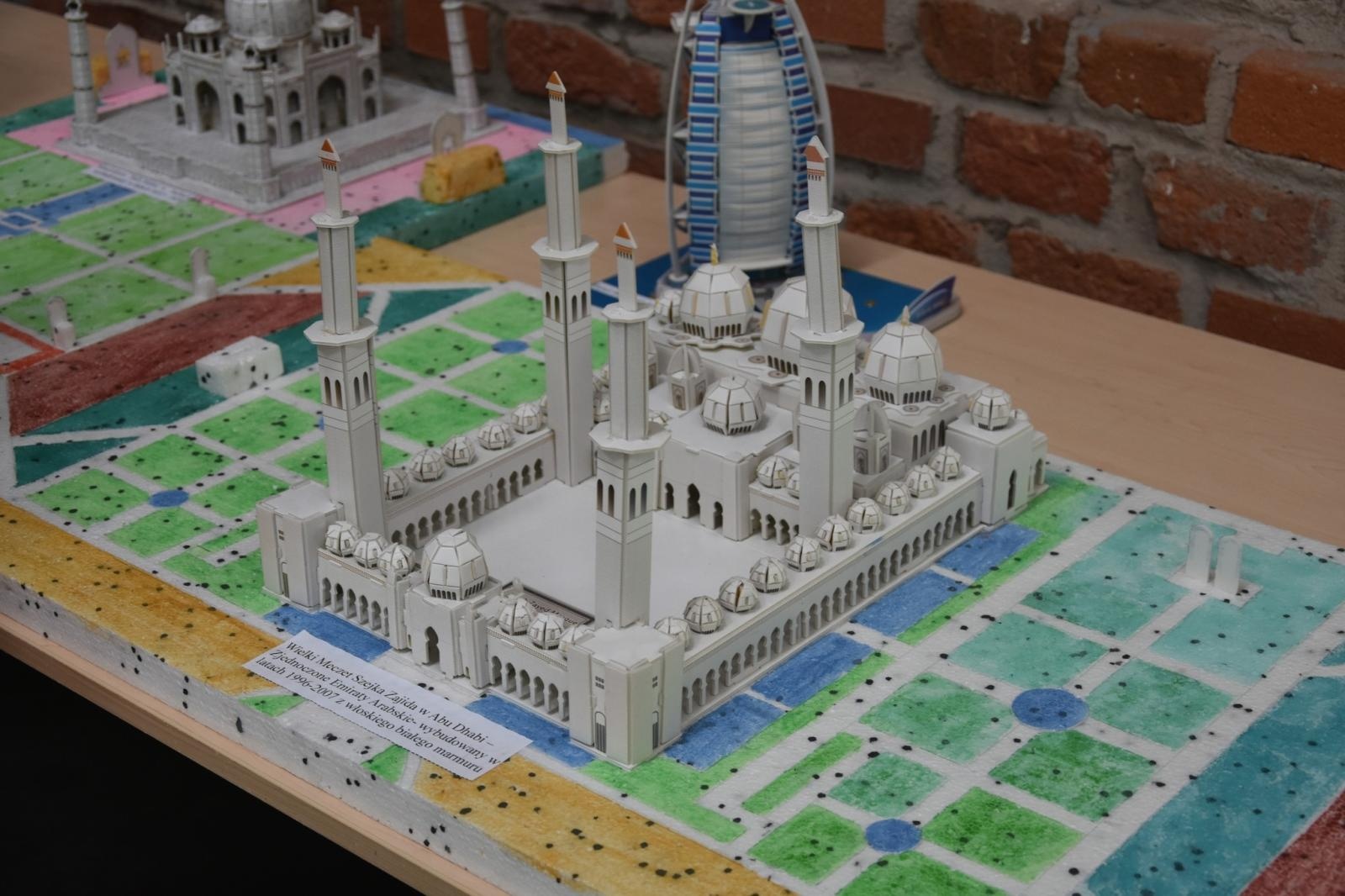 Zdjęcie w galerii na portalu naszraciborz.pl: Wernisaż wystawy Jana Wilczoka i tkanin sizalowych Elżbiety Polak w Tworkowie wiadomości z regionu