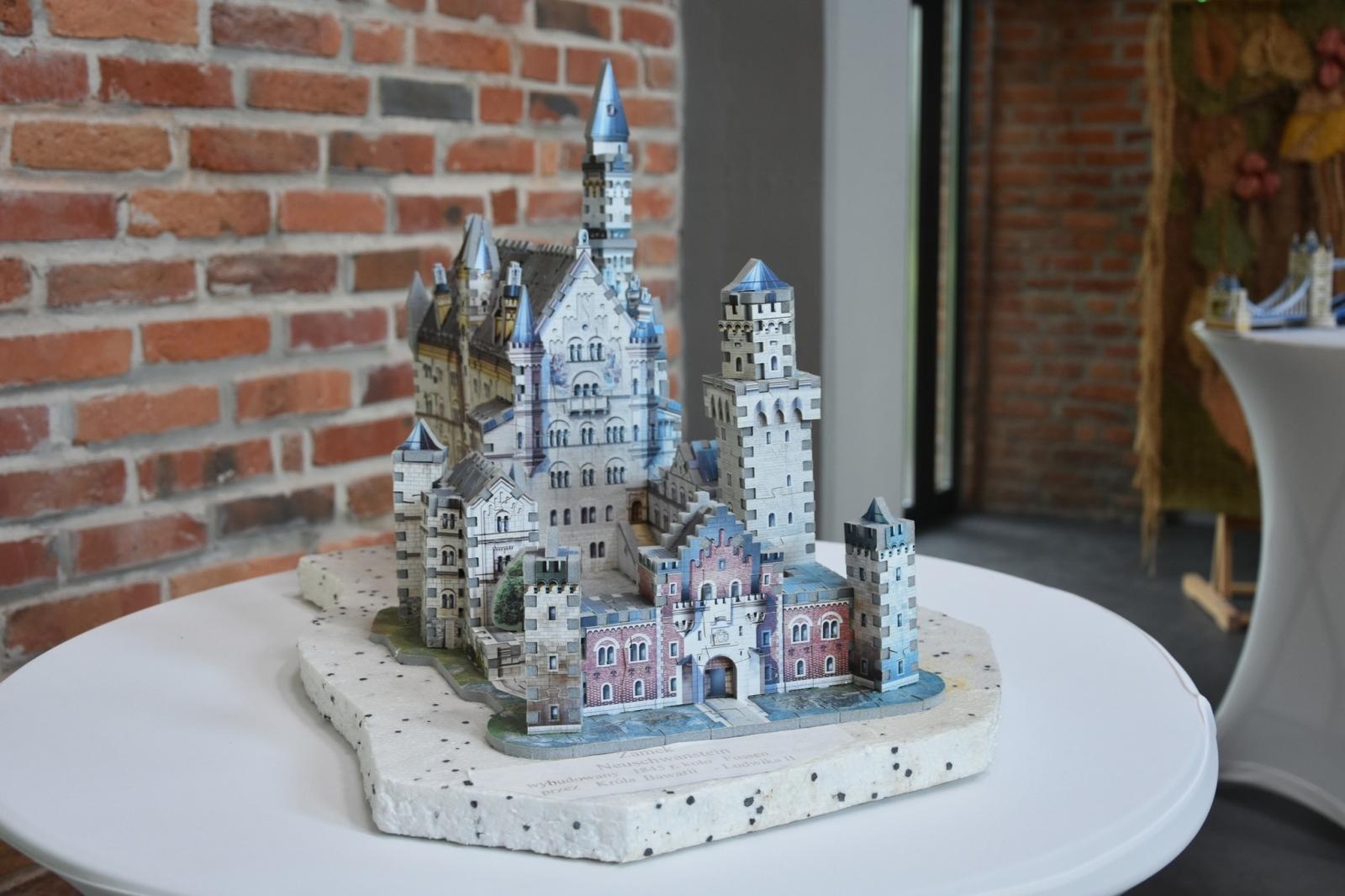 Zdjęcie w galerii na portalu naszraciborz.pl: Wernisaż wystawy Jana Wilczoka i tkanin sizalowych Elżbiety Polak w Tworkowie wiadomości z regionu