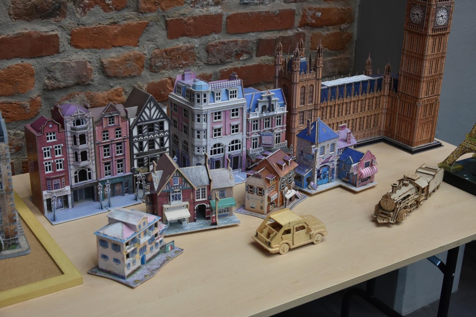 Zdjęcie w galerii na portalu naszraciborz.pl: Wernisaż wystawy Jana Wilczoka i tkanin sizalowych Elżbiety Polak w Tworkowie wiadomości z regionu