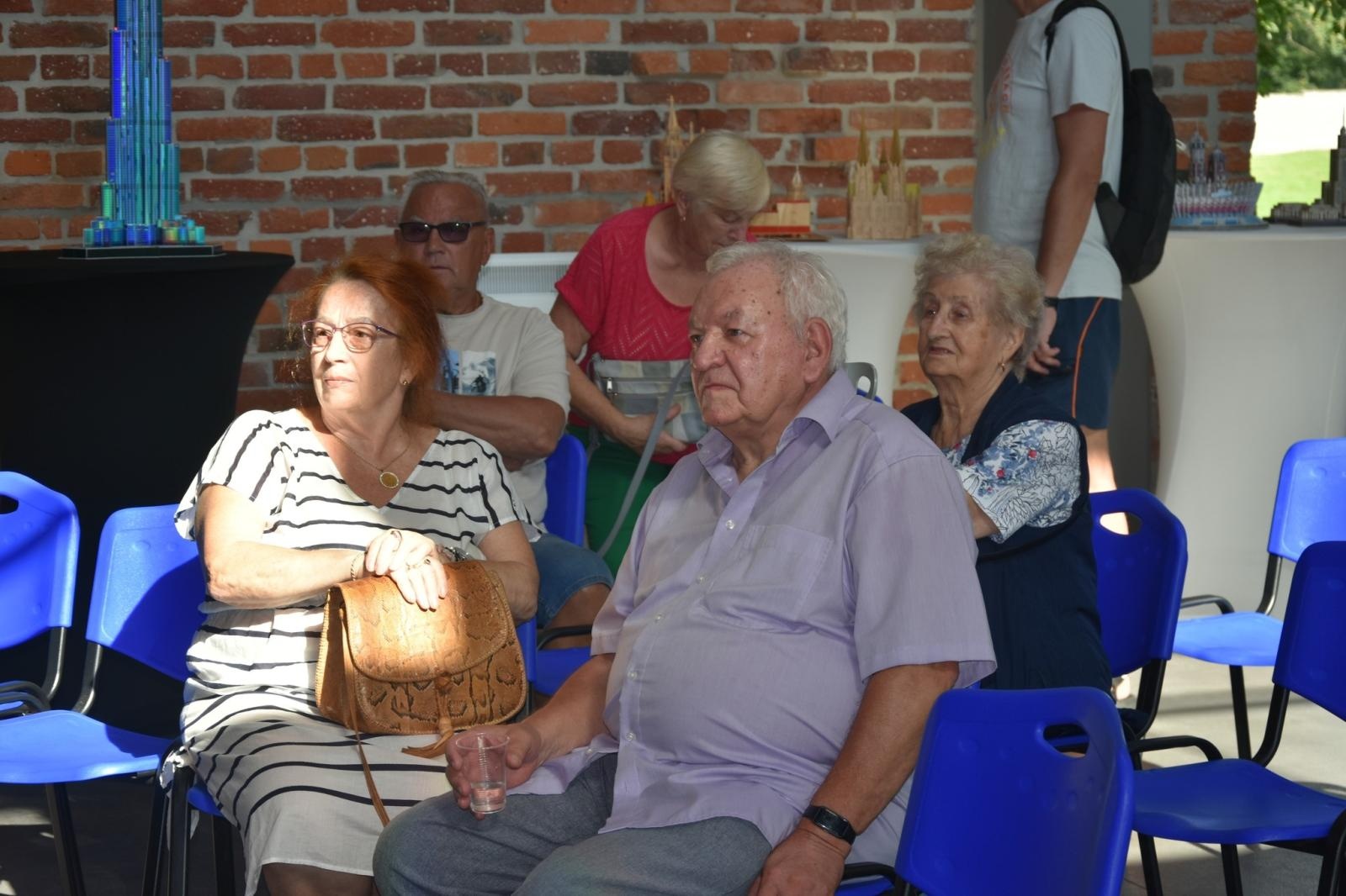 Zdjęcie w galerii na portalu naszraciborz.pl: Wernisaż wystawy Jana Wilczoka i tkanin sizalowych Elżbiety Polak w Tworkowie wiadomości z regionu