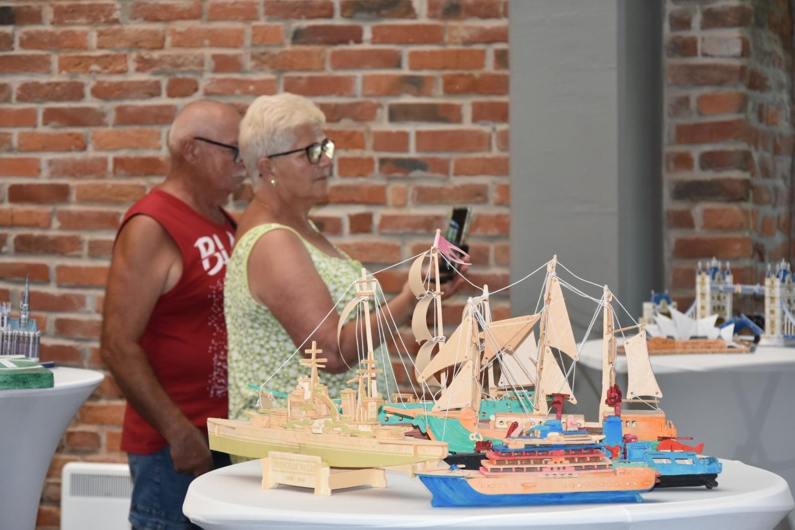 Zdjęcie w galerii na portalu naszraciborz.pl: Wernisaż wystawy Jana Wilczoka i tkanin sizalowych Elżbiety Polak w Tworkowie wiadomości z regionu