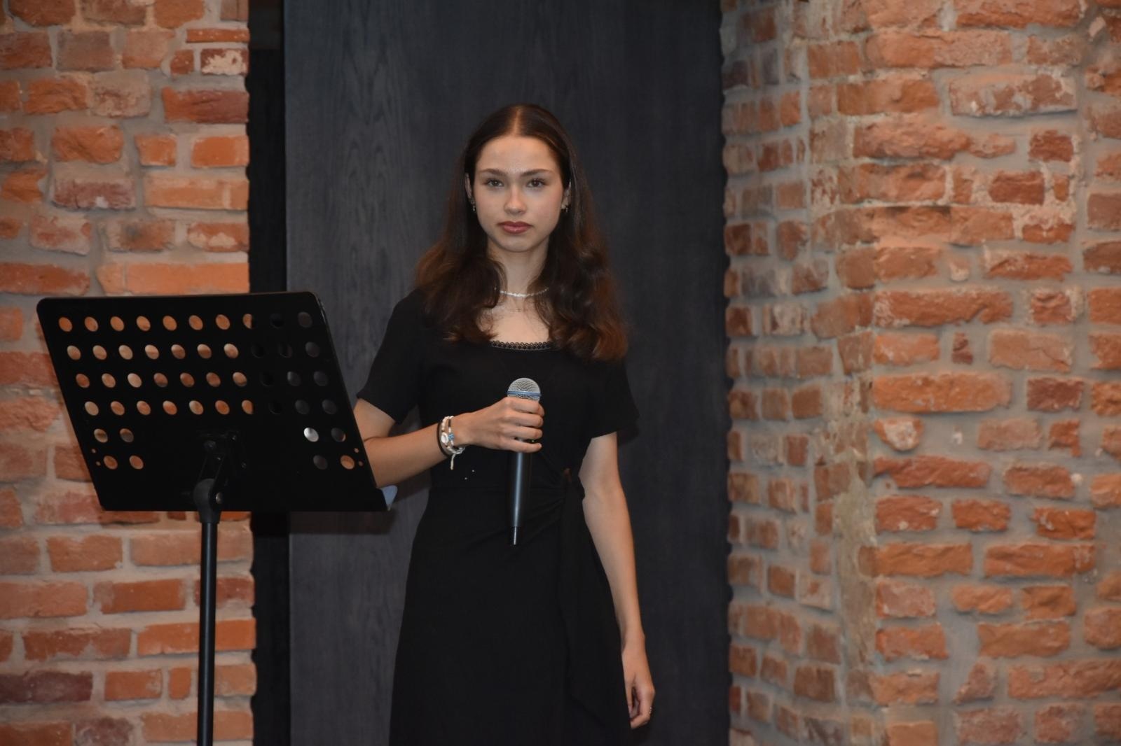 Zdjęcie w galerii na portalu naszraciborz.pl: Wernisaż wystawy Jana Wilczoka i tkanin sizalowych Elżbiety Polak w Tworkowie wiadomości z regionu