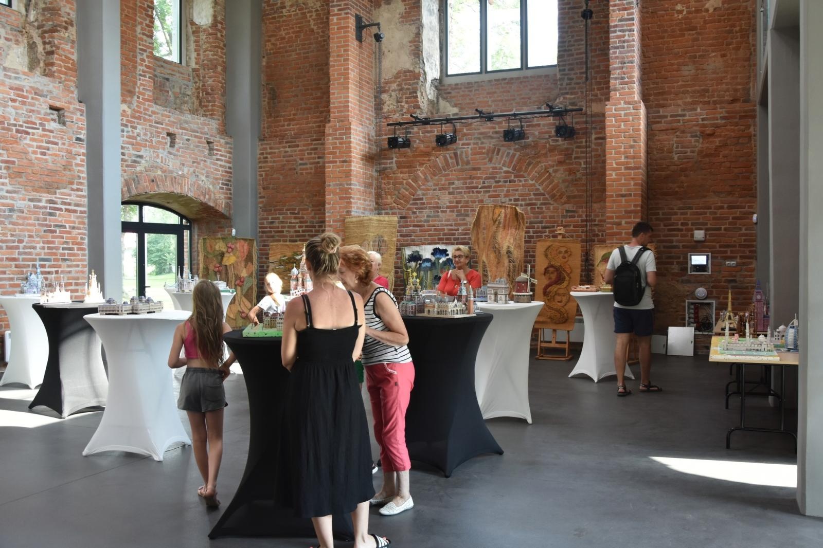 Zdjęcie w galerii na portalu naszraciborz.pl: Wernisaż wystawy Jana Wilczoka i tkanin sizalowych Elżbiety Polak w Tworkowie wiadomości z regionu