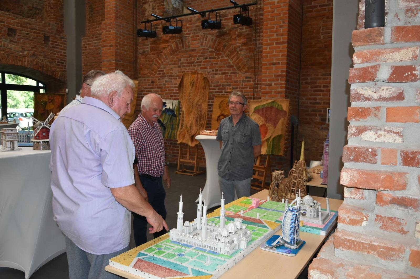 Zdjęcie w galerii na portalu naszraciborz.pl: Wernisaż wystawy Jana Wilczoka i tkanin sizalowych Elżbiety Polak w Tworkowie wiadomości z regionu