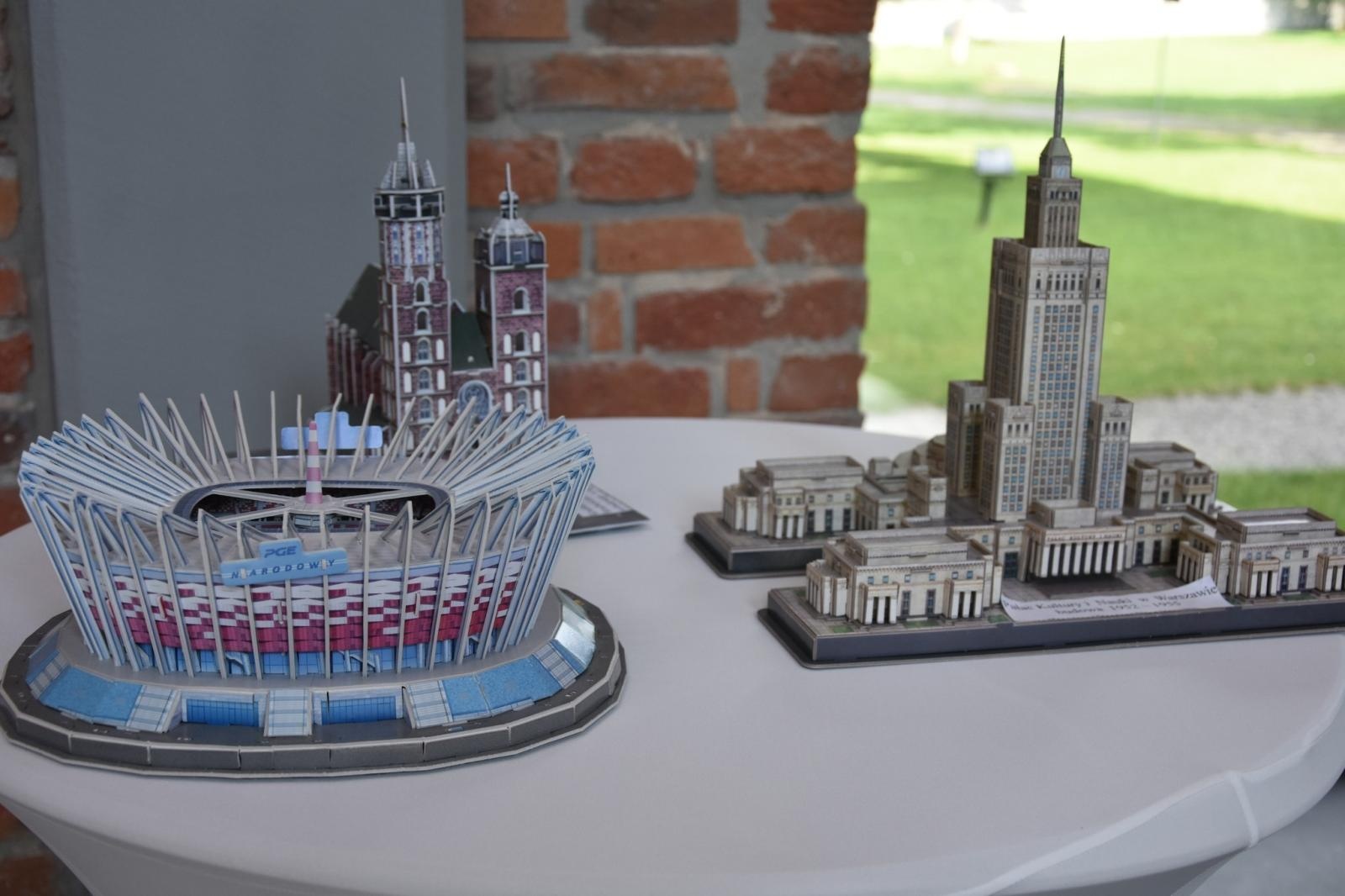 Zdjęcie w galerii na portalu naszraciborz.pl: Wernisaż wystawy Jana Wilczoka i tkanin sizalowych Elżbiety Polak w Tworkowie wiadomości z regionu