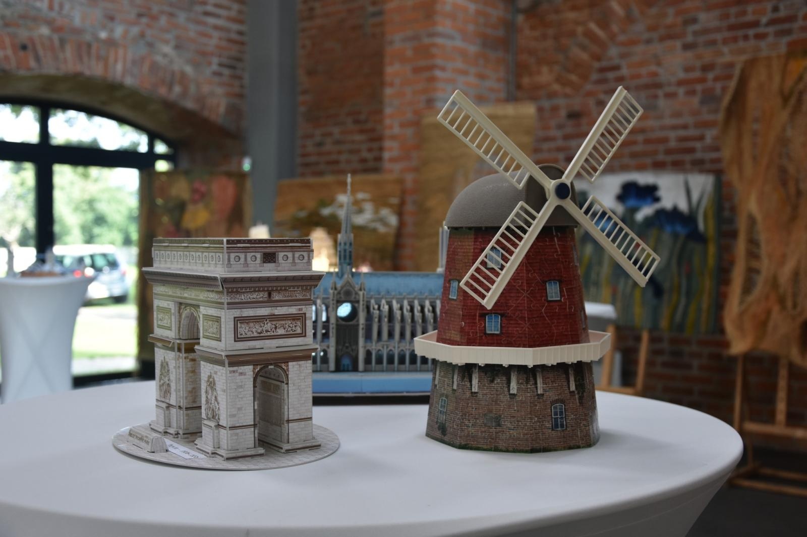 Zdjęcie w galerii na portalu naszraciborz.pl: Wernisaż wystawy Jana Wilczoka i tkanin sizalowych Elżbiety Polak w Tworkowie wiadomości z regionu