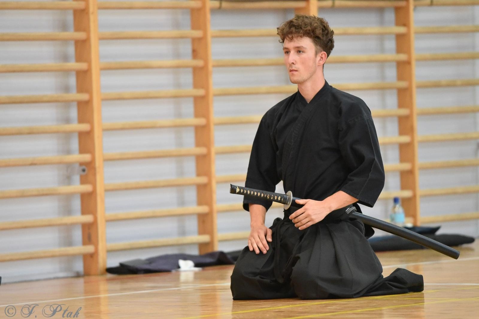 Zdjęcie w galerii na portalu naszraciborz.pl: Powiatowe Centrum Sportu w Raciborzu zaprasza na wakacyjne spotkania z japońską szermierką – IAIDO/JODO wiadomości z regionu