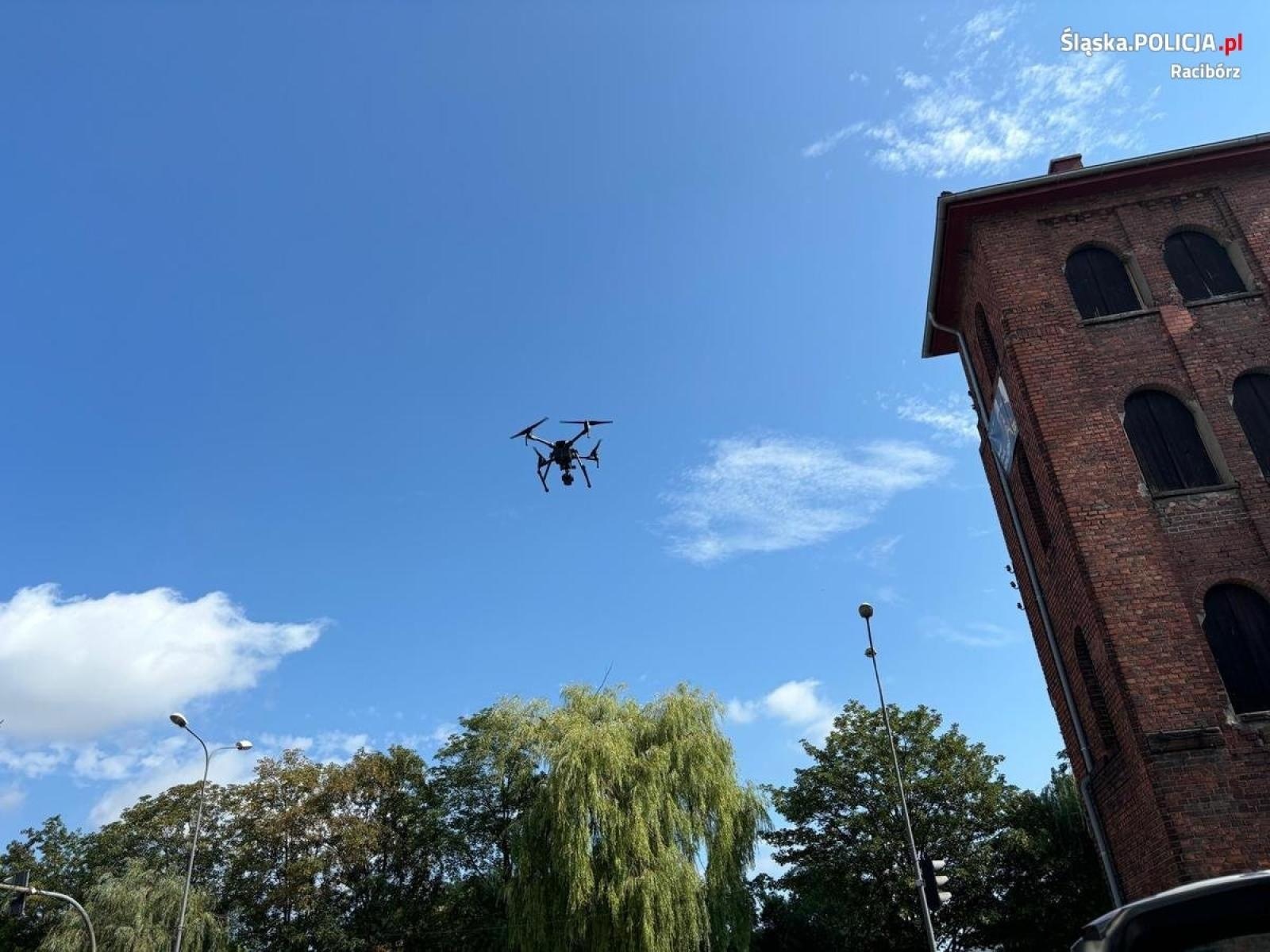Zdjęcie w galerii na portalu naszraciborz.pl: Raciborska policja wykorzystuje nowoczesne narzędzia. Obserwacje prowadzi dronem wiadomości z regionu