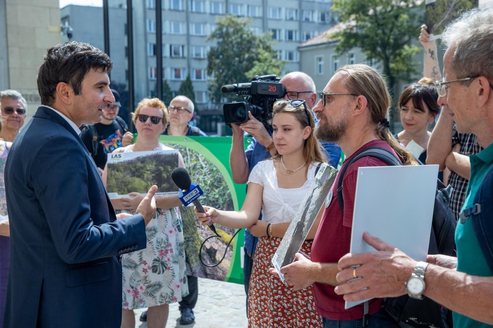 Zdjęcie w galerii na portalu naszraciborz.pl: Wojewoda Śląski Marek Wójcik spotkał się z protestującymi leśnikami i ekologami wiadomości z regionu