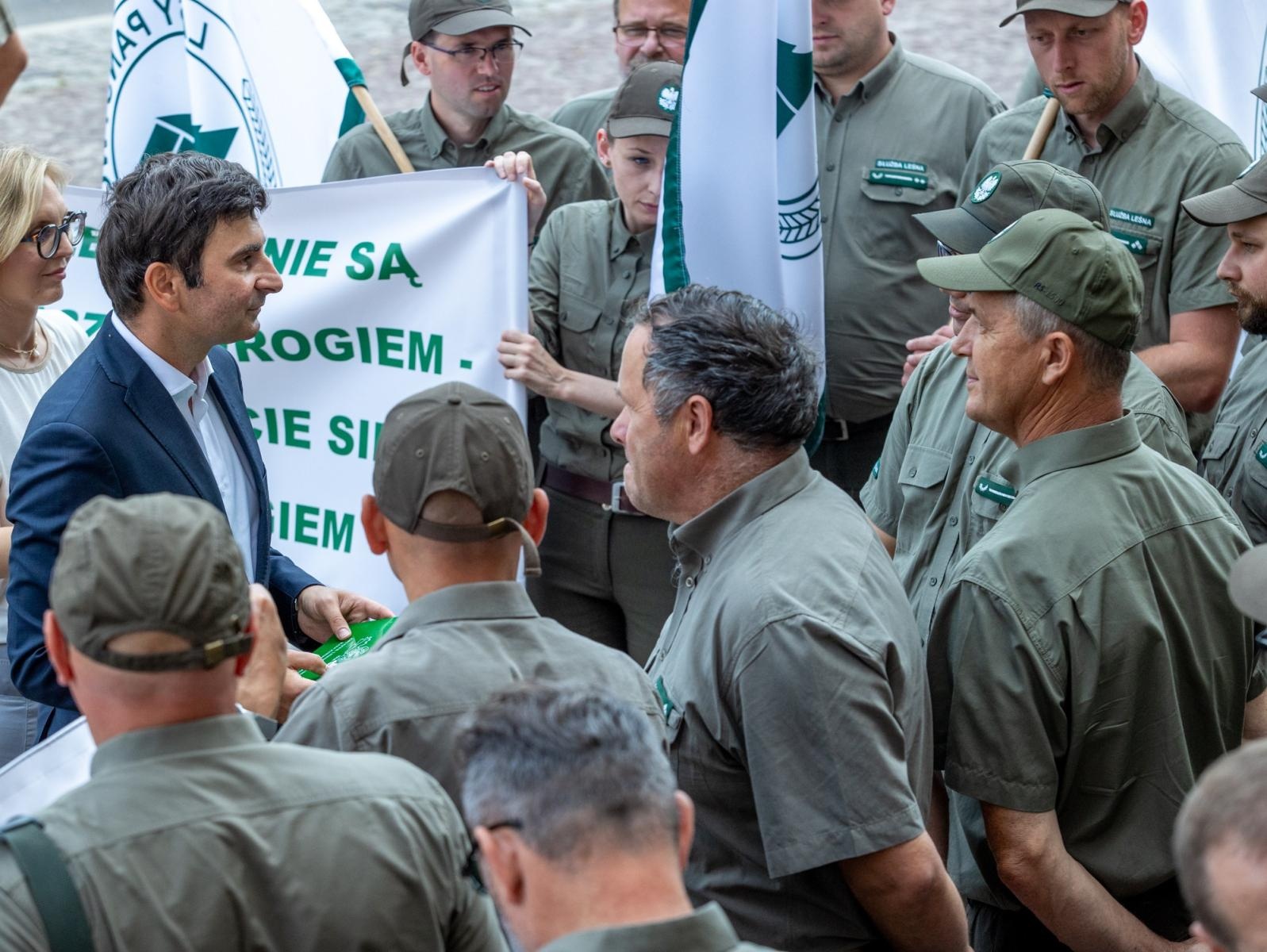 Zdjęcie w galerii na portalu naszraciborz.pl: Wojewoda Śląski Marek Wójcik spotkał się z protestującymi leśnikami i ekologami wiadomości z regionu