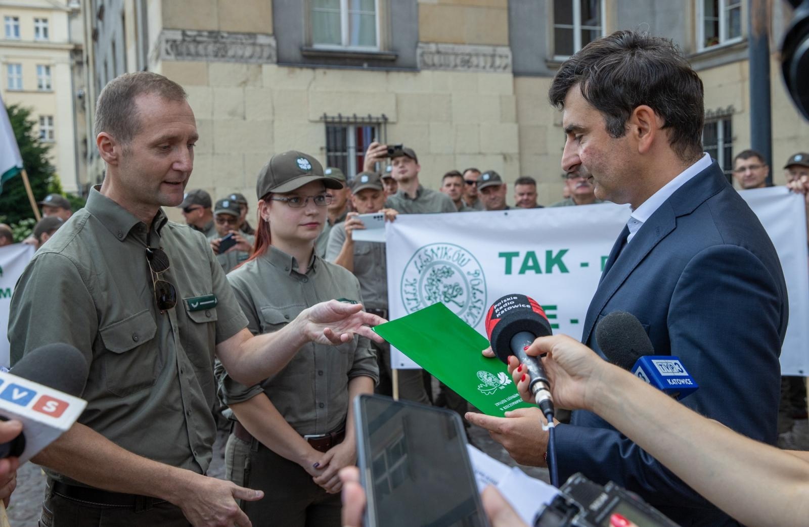 Zdjęcie w galerii na portalu naszraciborz.pl: Wojewoda Śląski Marek Wójcik spotkał się z protestującymi leśnikami i ekologami wiadomości z regionu