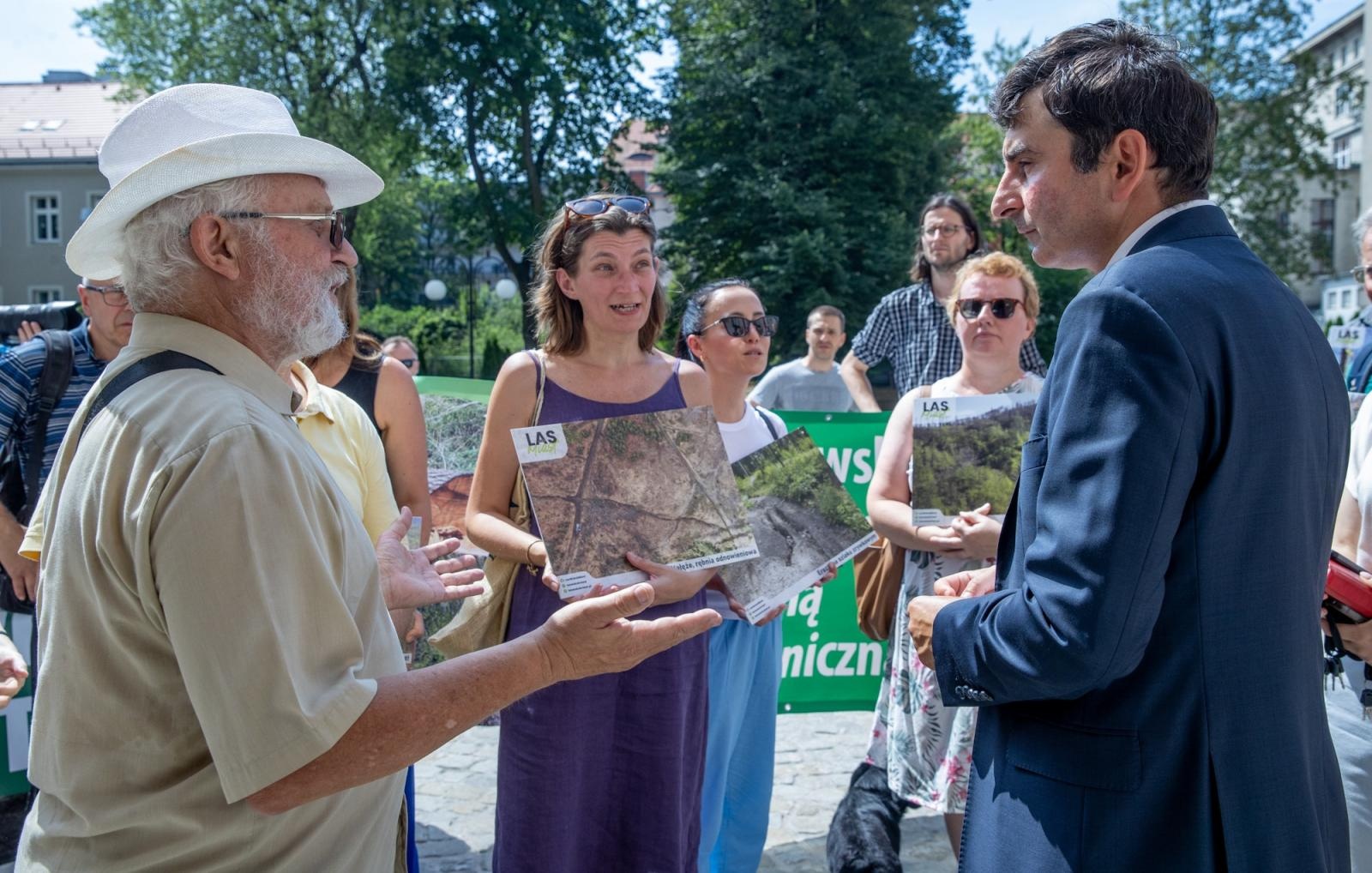 Zdjęcie w galerii na portalu naszraciborz.pl: Wojewoda Śląski Marek Wójcik spotkał się z protestującymi leśnikami i ekologami wiadomości z regionu