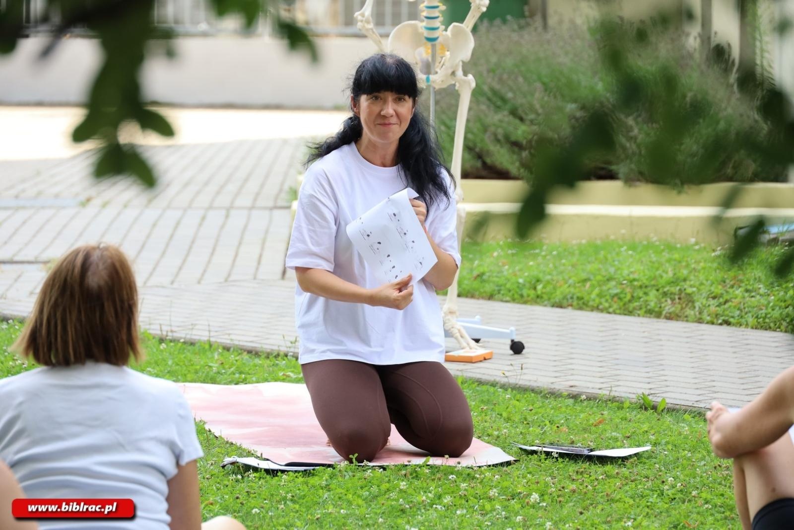 Zdjęcie w galerii na portalu naszraciborz.pl: Powitanie słońca z Patrycją Chomiczewską w raciborskiej bibliotece wiadomości z regionu