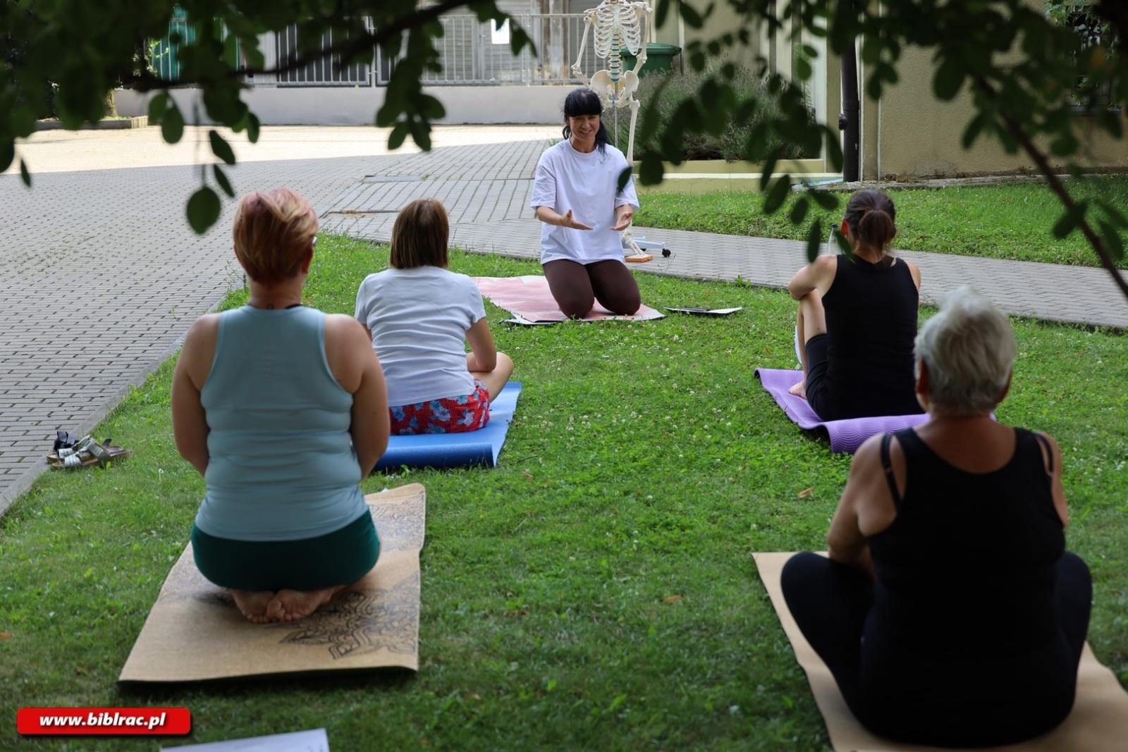 Zdjęcie w galerii na portalu naszraciborz.pl: Powitanie słońca z Patrycją Chomiczewską w raciborskiej bibliotece wiadomości z regionu