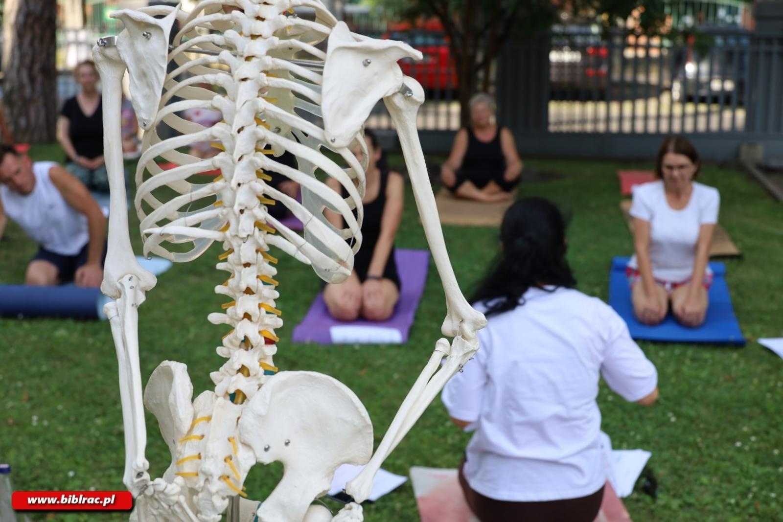 Zdjęcie w galerii na portalu naszraciborz.pl: Powitanie słońca z Patrycją Chomiczewską w raciborskiej bibliotece wiadomości z regionu