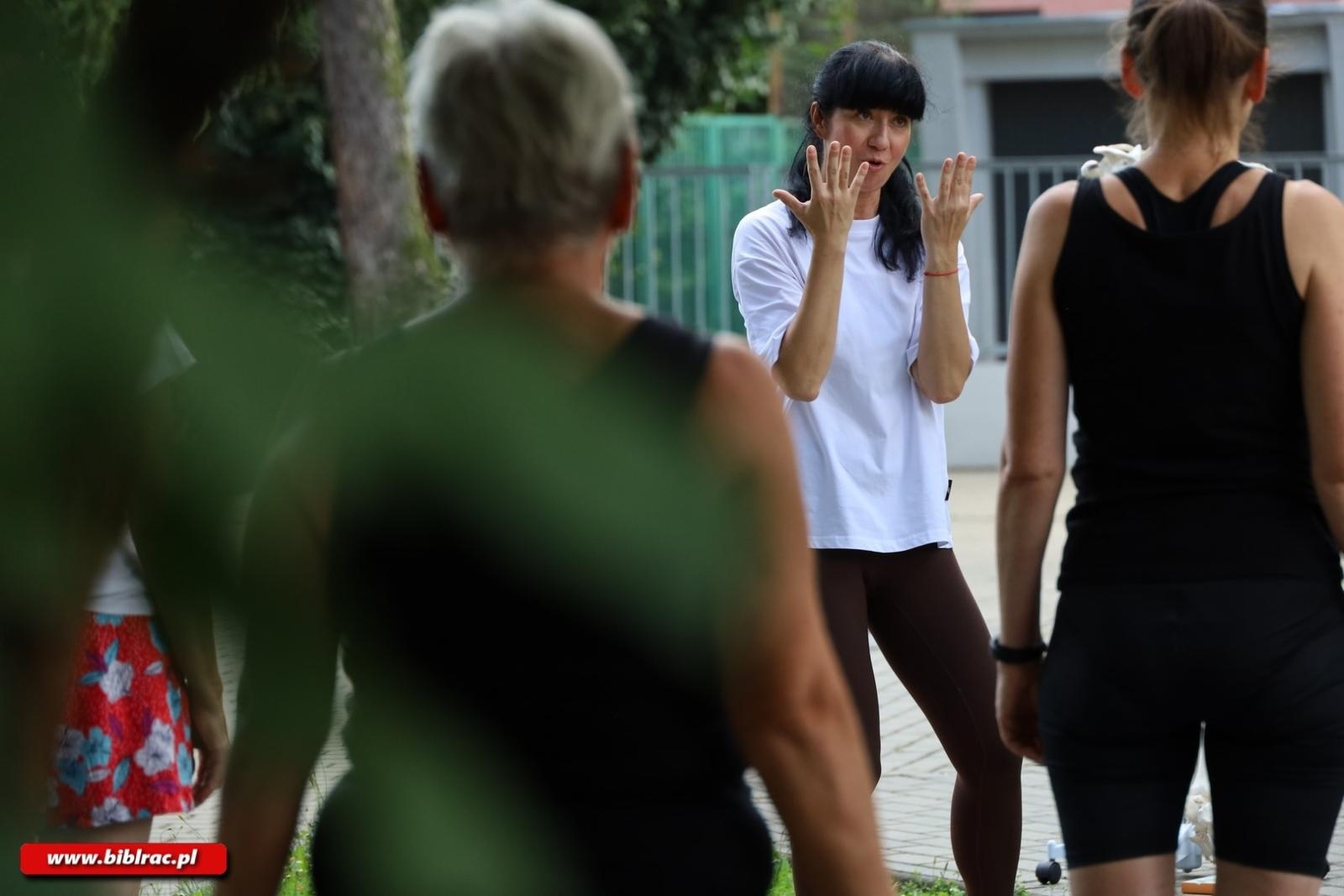 Zdjęcie w galerii na portalu naszraciborz.pl: Powitanie słońca z Patrycją Chomiczewską w raciborskiej bibliotece wiadomości z regionu