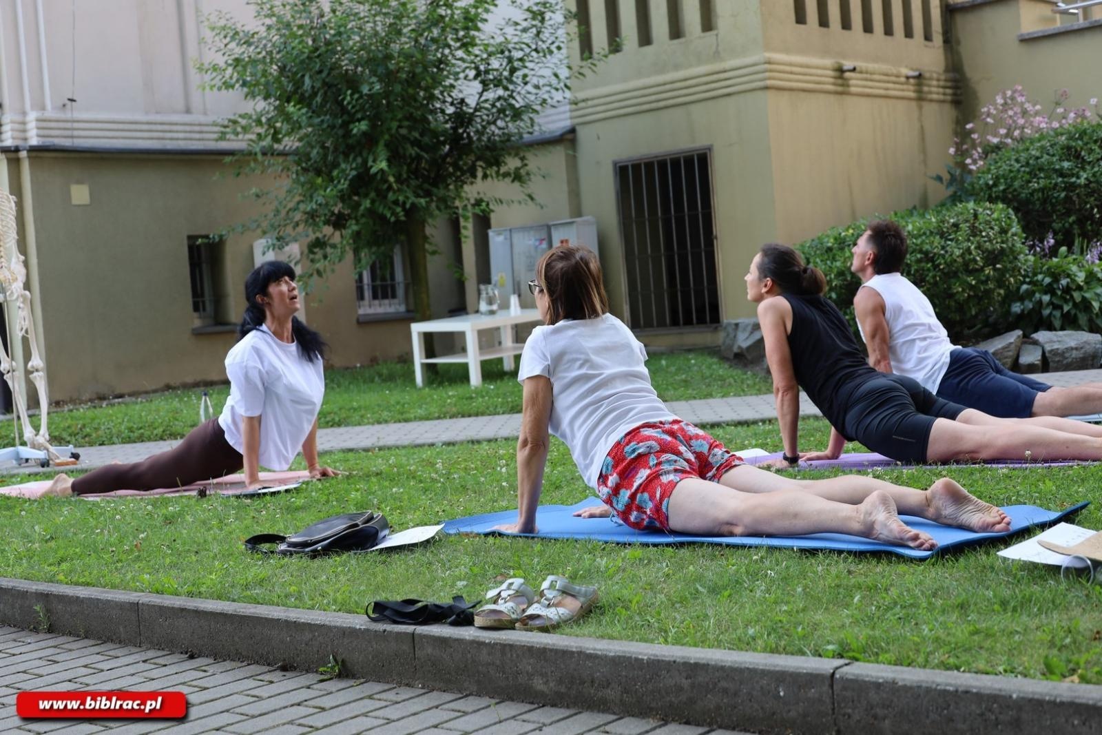 Zdjęcie w galerii na portalu naszraciborz.pl: Powitanie słońca z Patrycją Chomiczewską w raciborskiej bibliotece wiadomości z regionu