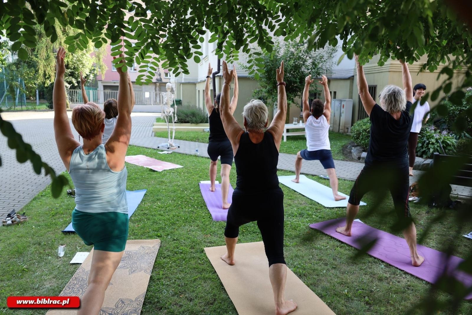 Zdjęcie w galerii na portalu naszraciborz.pl: Powitanie słońca z Patrycją Chomiczewską w raciborskiej bibliotece wiadomości z regionu