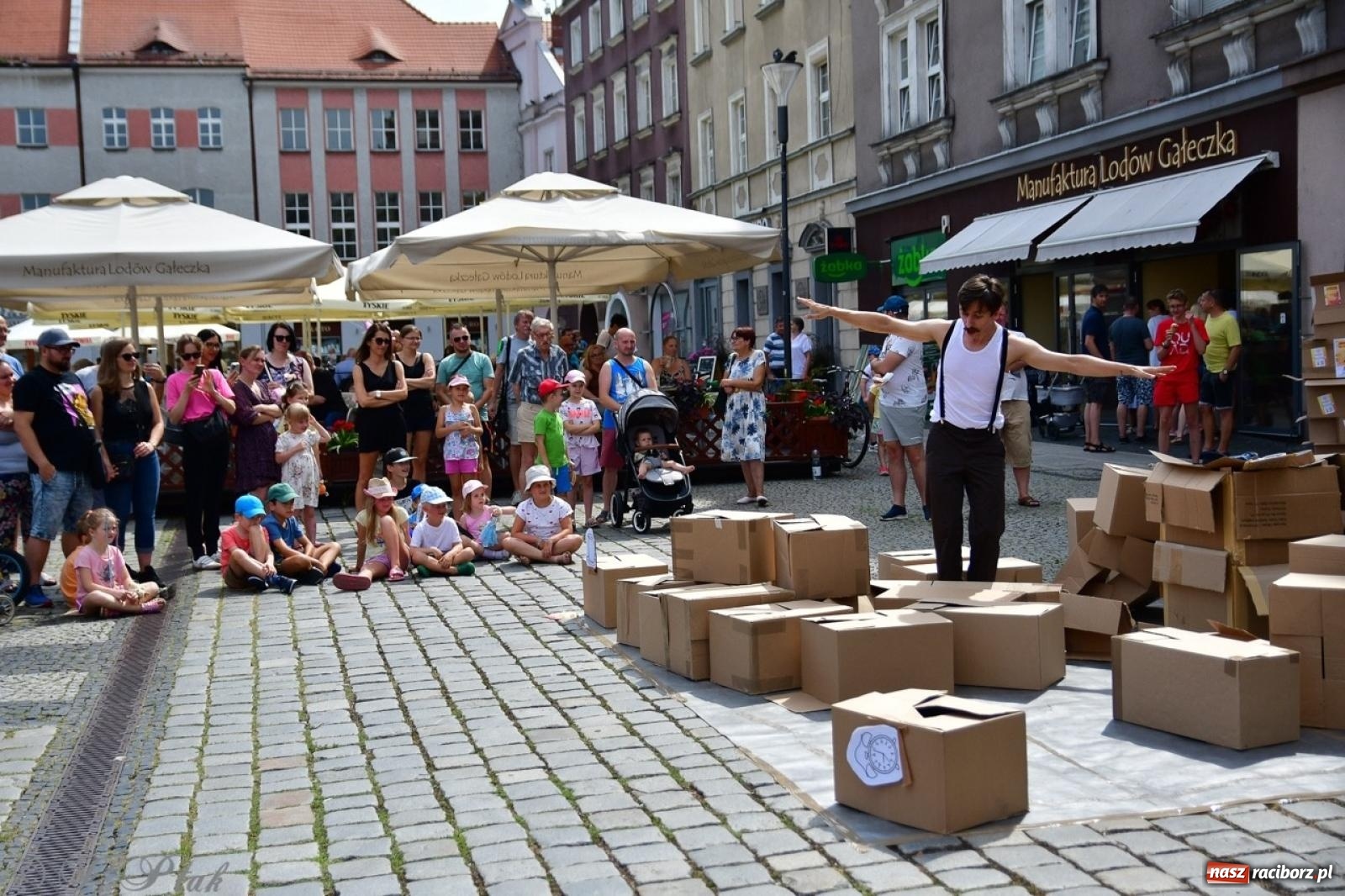 Zdjęcie w galerii na portalu naszraciborz.pl: Co to za cyrki? Spektakl na raciborskim Rynku wiadomości z regionu