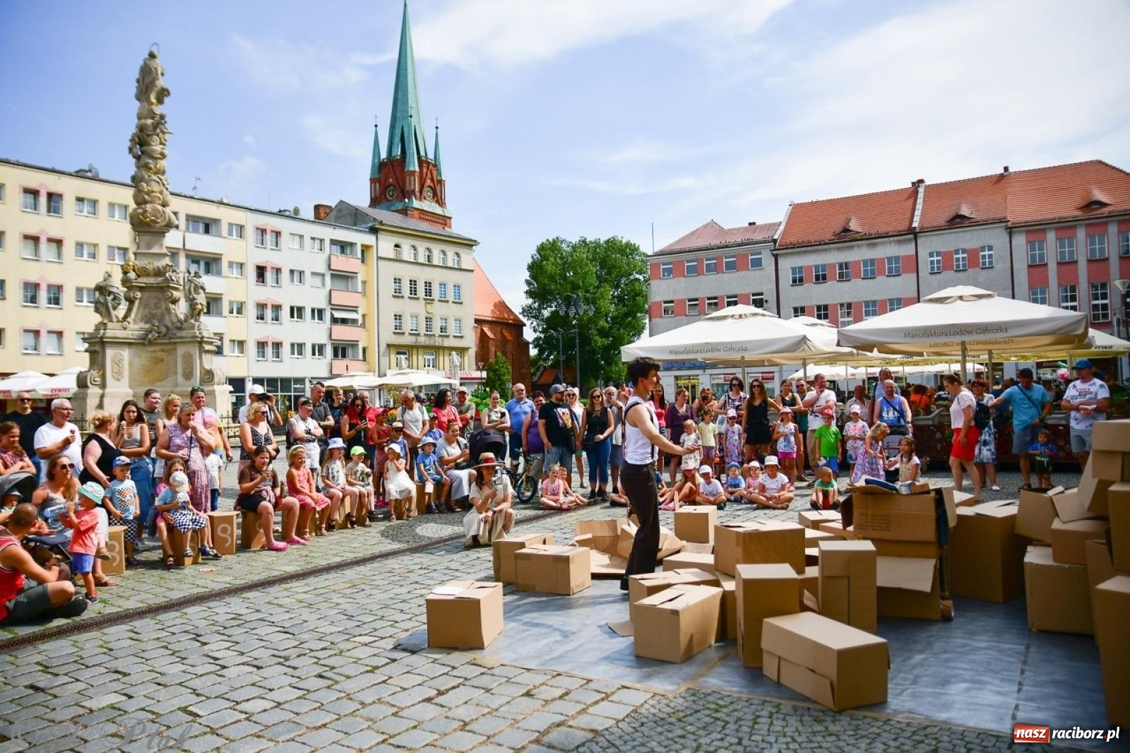 Zdjęcie w galerii na portalu naszraciborz.pl: Co to za cyrki? Spektakl na raciborskim Rynku wiadomości z regionu
