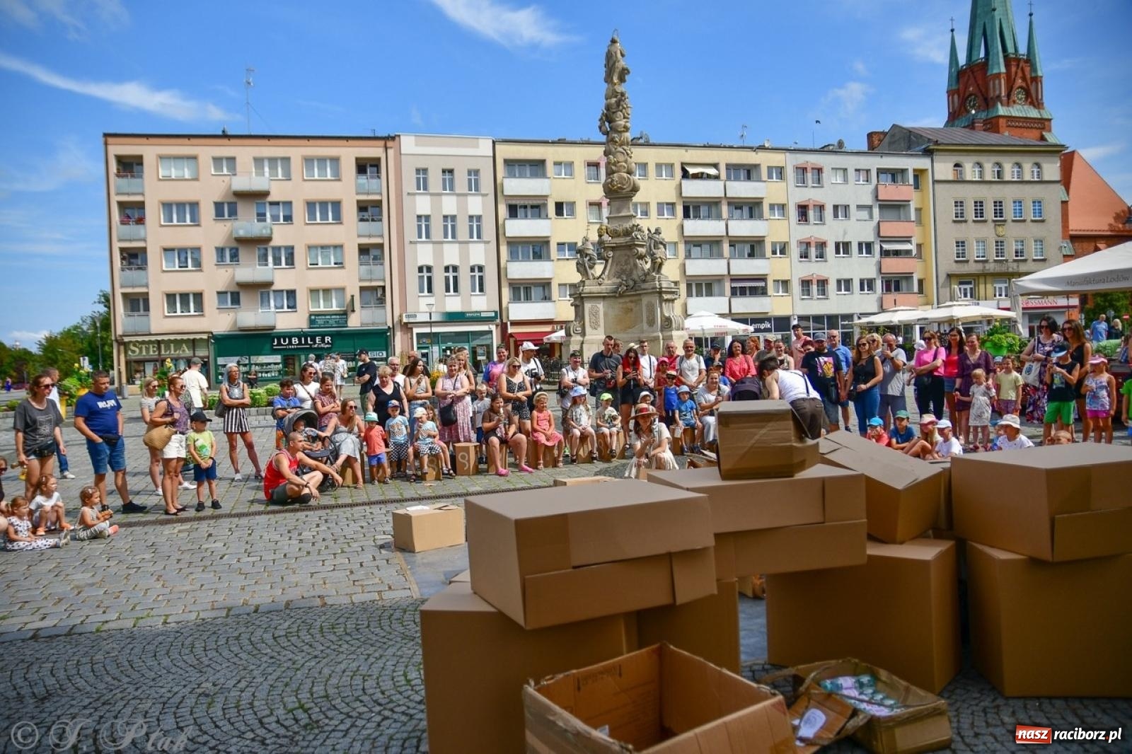 Zdjęcie w galerii na portalu naszraciborz.pl: Co to za cyrki? Spektakl na raciborskim Rynku wiadomości z regionu