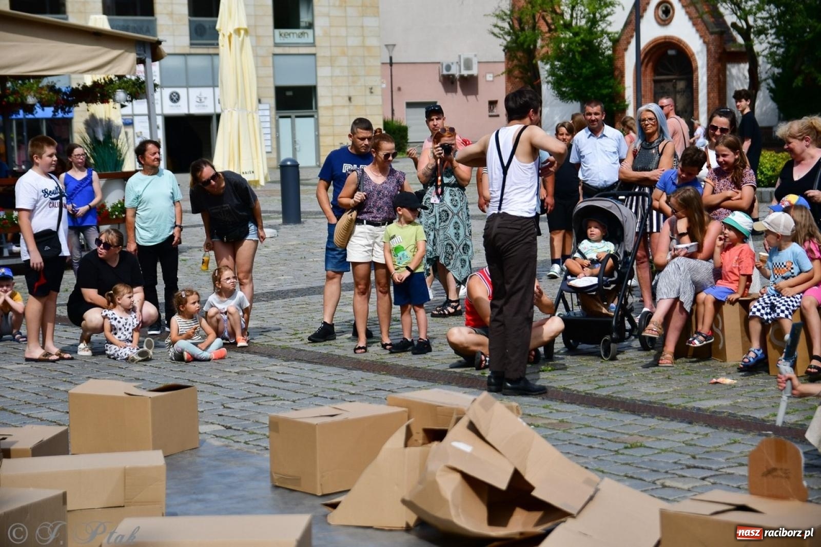 Zdjęcie w galerii na portalu naszraciborz.pl: Co to za cyrki? Spektakl na raciborskim Rynku wiadomości z regionu