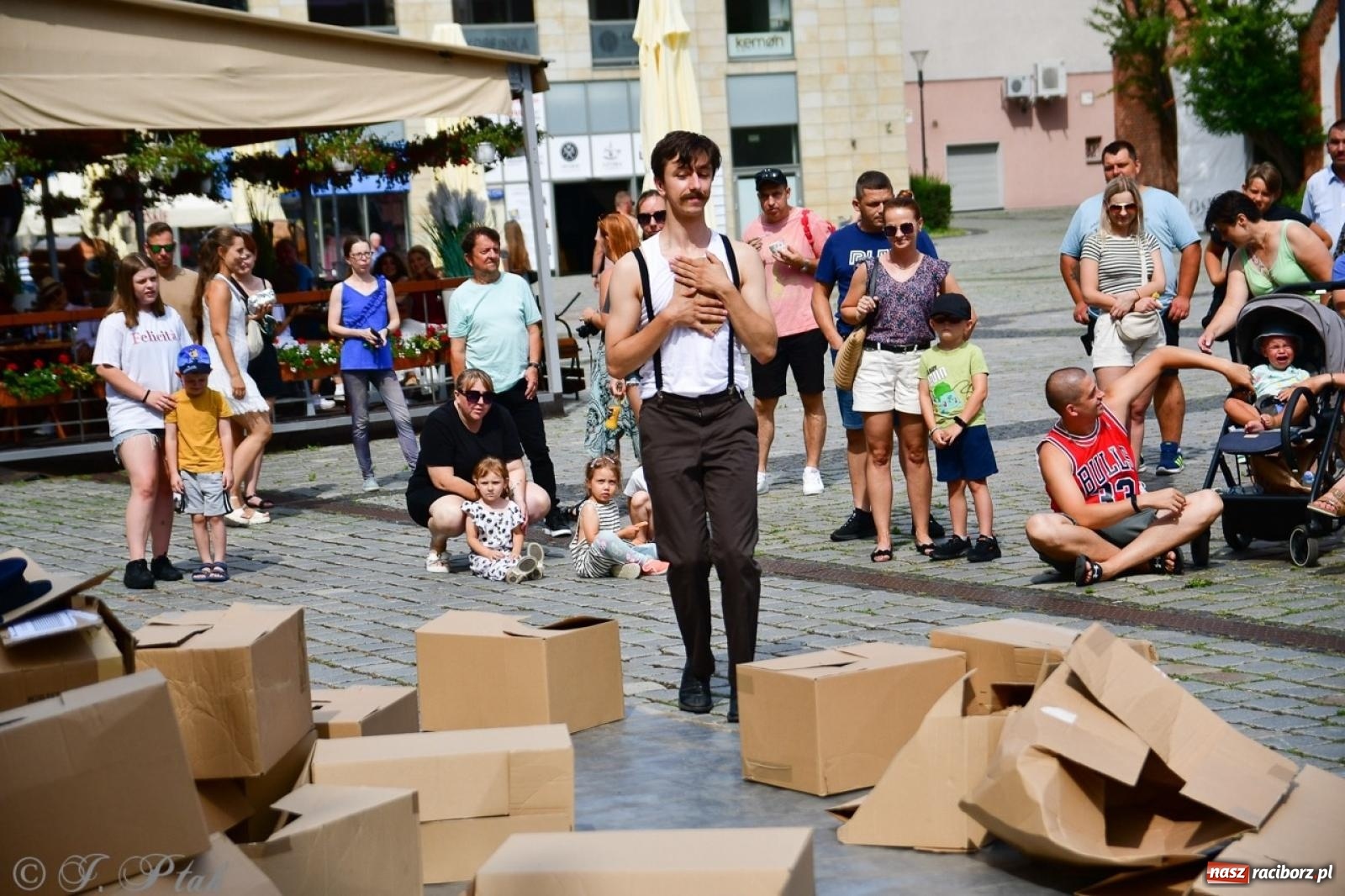 Zdjęcie w galerii na portalu naszraciborz.pl: Co to za cyrki? Spektakl na raciborskim Rynku wiadomości z regionu
