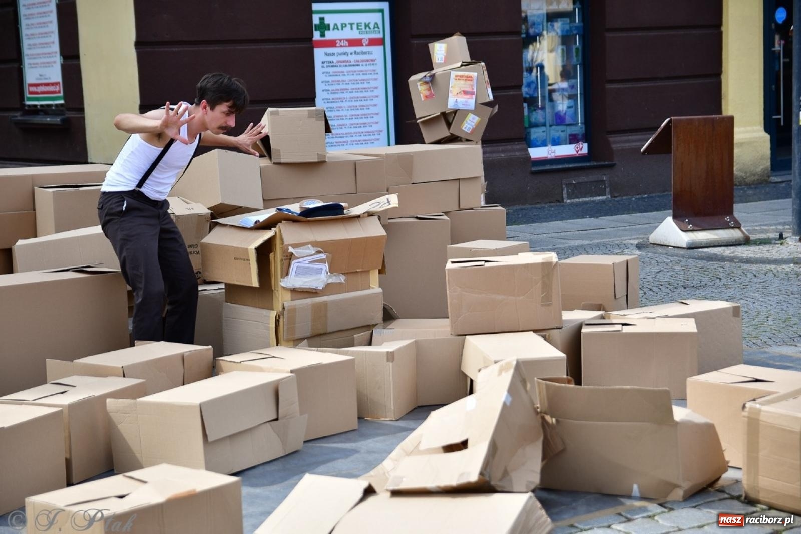 Zdjęcie w galerii na portalu naszraciborz.pl: Co to za cyrki? Spektakl na raciborskim Rynku wiadomości z regionu