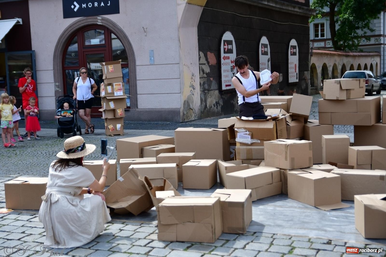Zdjęcie w galerii na portalu naszraciborz.pl: Co to za cyrki? Spektakl na raciborskim Rynku wiadomości z regionu