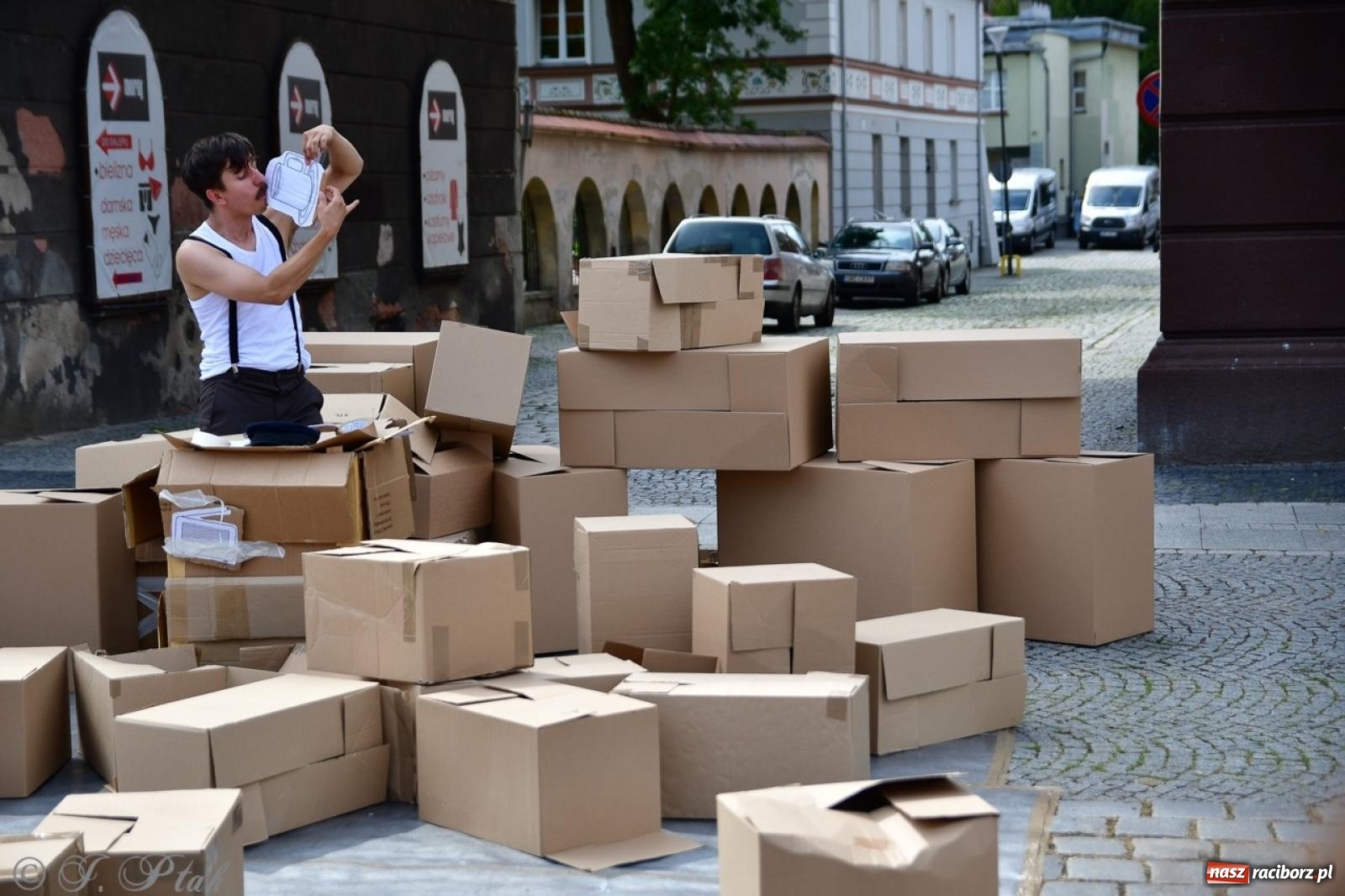 Zdjęcie w galerii na portalu naszraciborz.pl: Co to za cyrki? Spektakl na raciborskim Rynku wiadomości z regionu