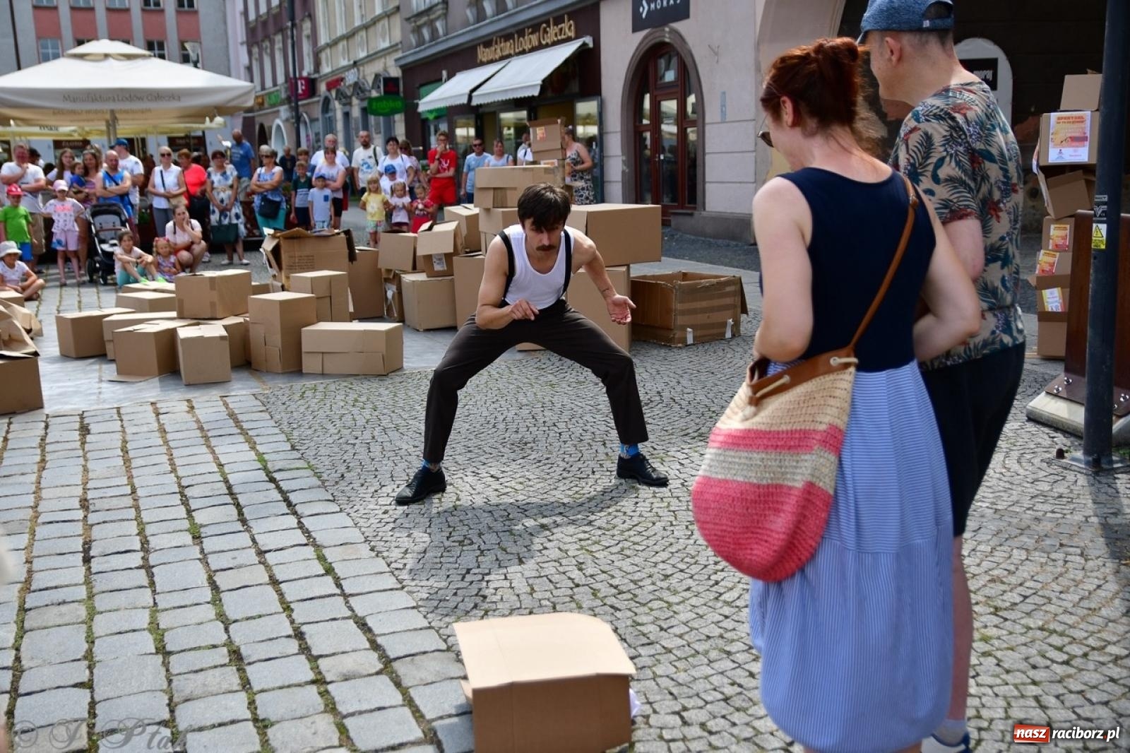 Zdjęcie w galerii na portalu naszraciborz.pl: Co to za cyrki? Spektakl na raciborskim Rynku wiadomości z regionu