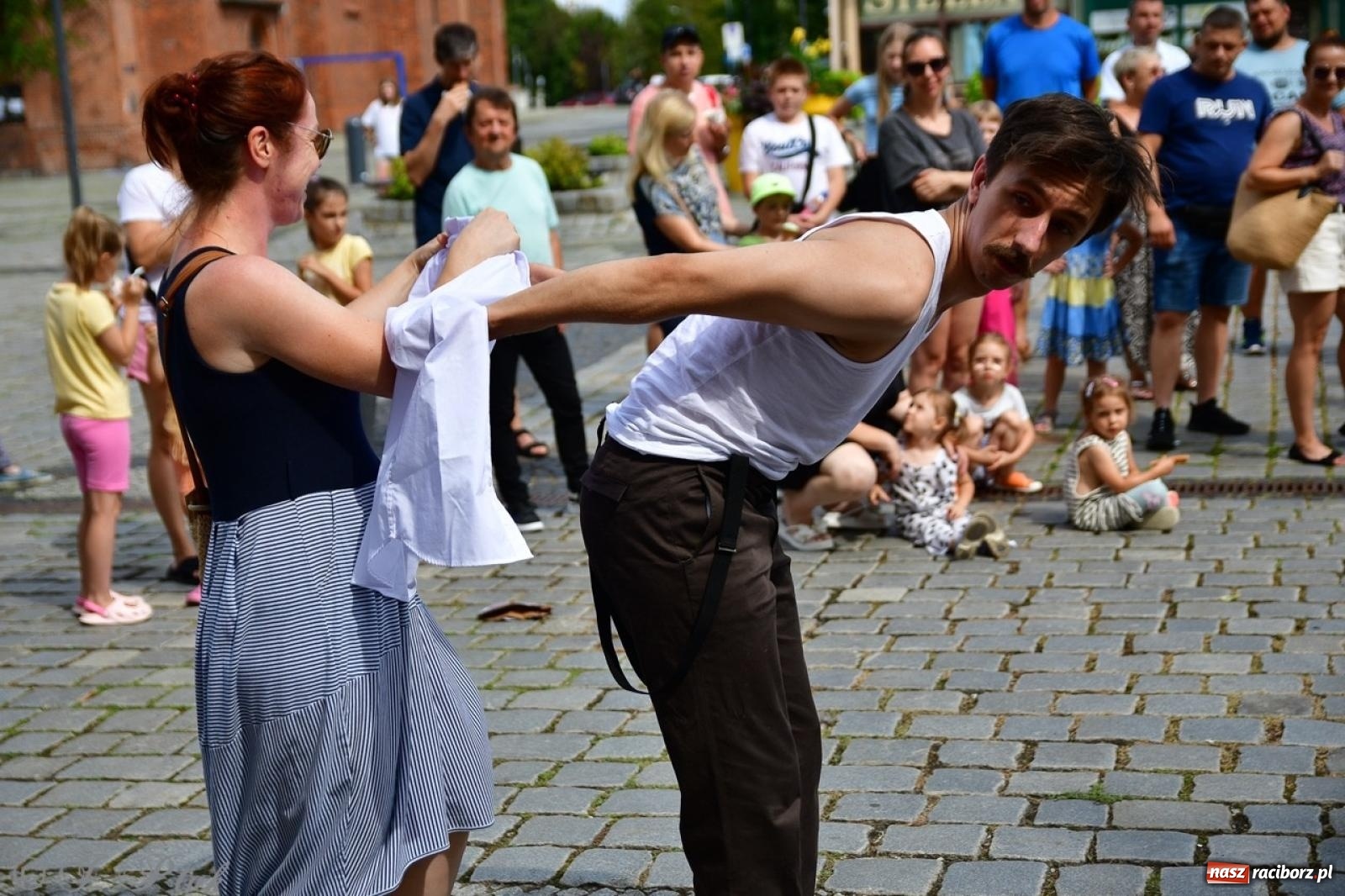 Zdjęcie w galerii na portalu naszraciborz.pl: Co to za cyrki? Spektakl na raciborskim Rynku wiadomości z regionu