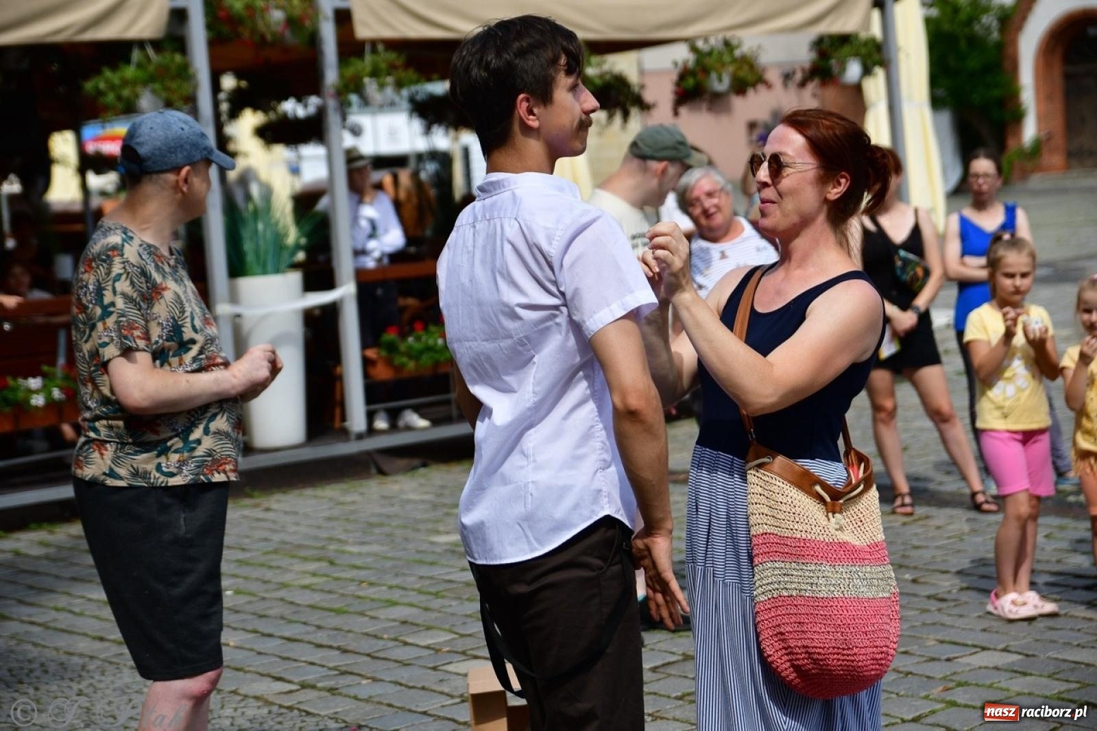 Zdjęcie w galerii na portalu naszraciborz.pl: Co to za cyrki? Spektakl na raciborskim Rynku wiadomości z regionu