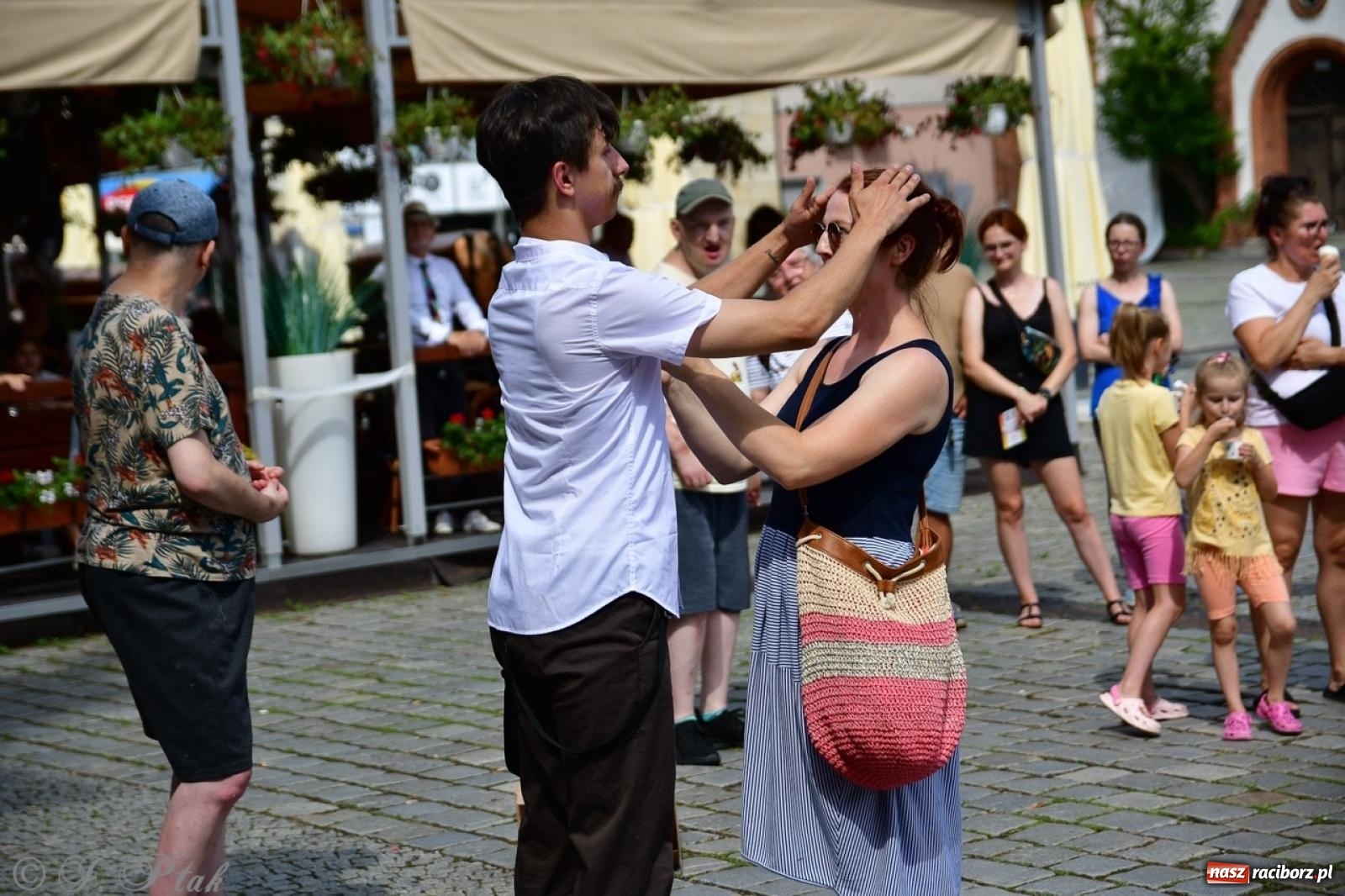 Zdjęcie w galerii na portalu naszraciborz.pl: Co to za cyrki? Spektakl na raciborskim Rynku wiadomości z regionu