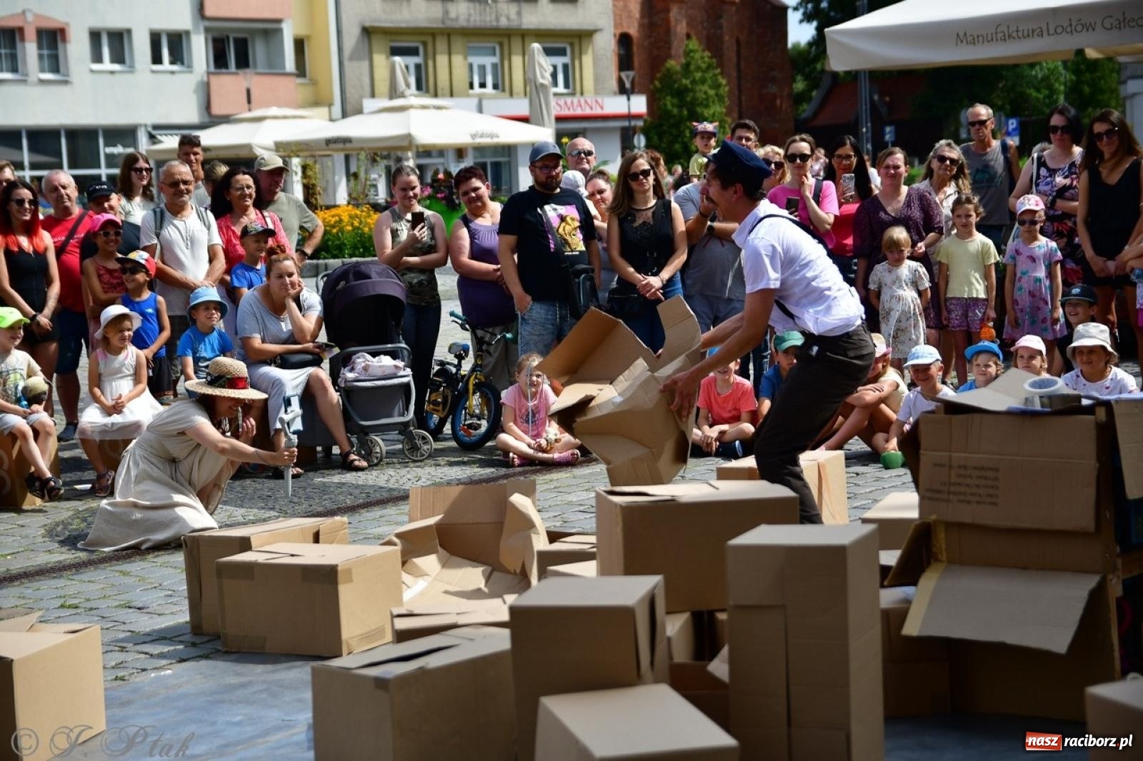 Zdjęcie w galerii na portalu naszraciborz.pl: Co to za cyrki? Spektakl na raciborskim Rynku wiadomości z regionu