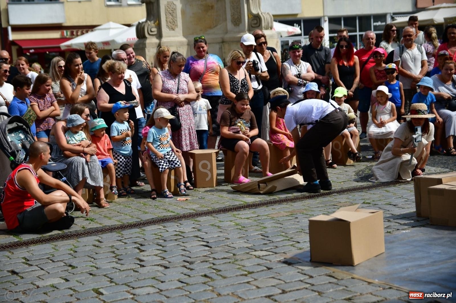 Zdjęcie w galerii na portalu naszraciborz.pl: Co to za cyrki? Spektakl na raciborskim Rynku wiadomości z regionu