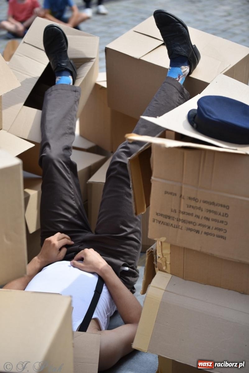 Zdjęcie w galerii na portalu naszraciborz.pl: Co to za cyrki? Spektakl na raciborskim Rynku wiadomości z regionu